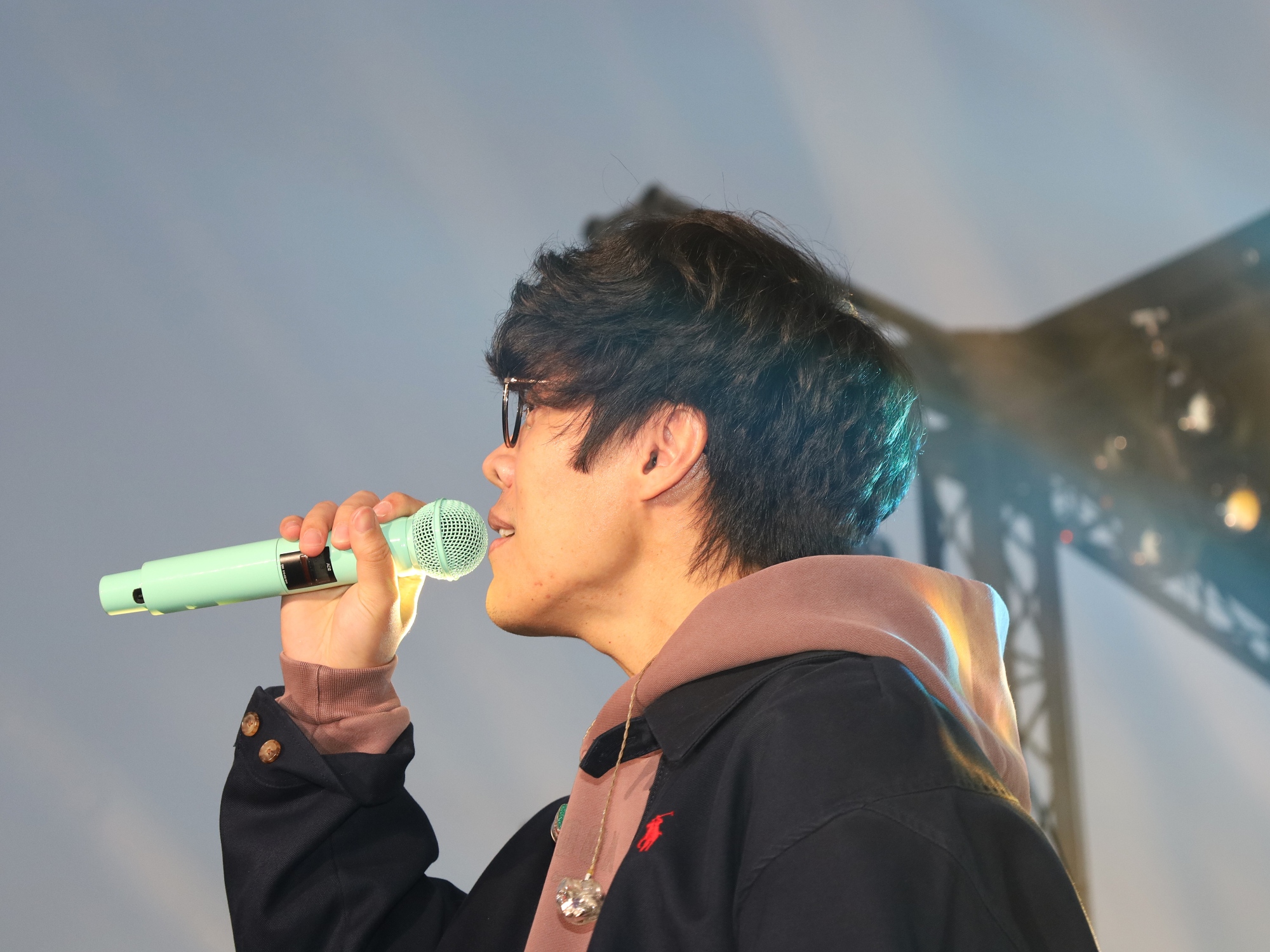盧廣仲接連獻唱多首經典神曲,極具穿透力與感染力的獨特嗓音讓全場聽得如癡如醉。