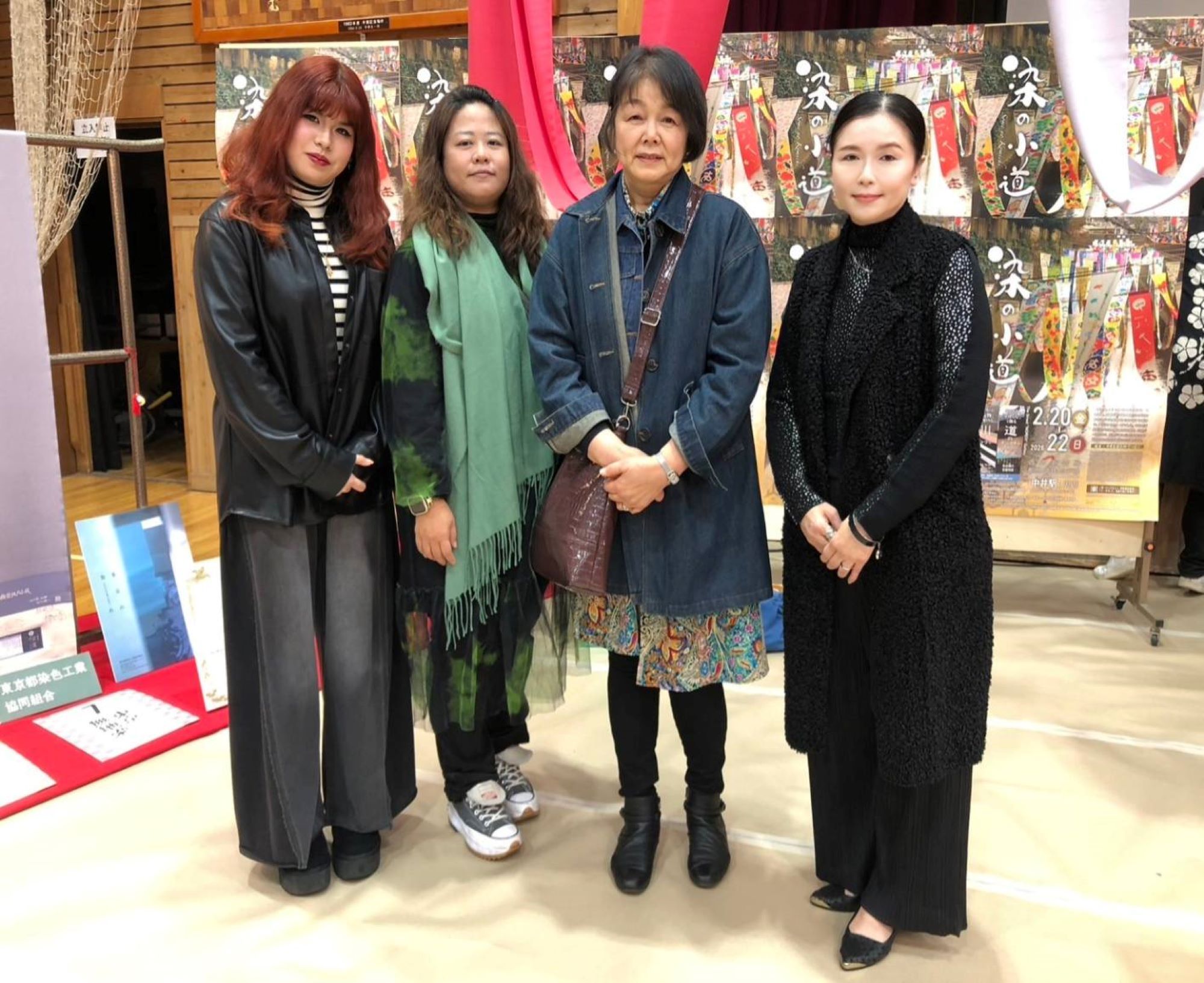 亞洲大學時尚系林靑玫主任(右一)等師生與日本東京文化學園大學佐藤百合子教授(右二)交流合影。