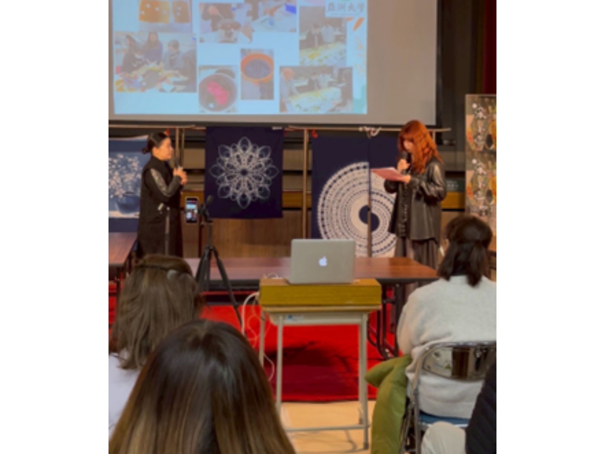 林靑玫主任(左)與學生簡嘉瑩(右)進行染色作品英日文成果發表。