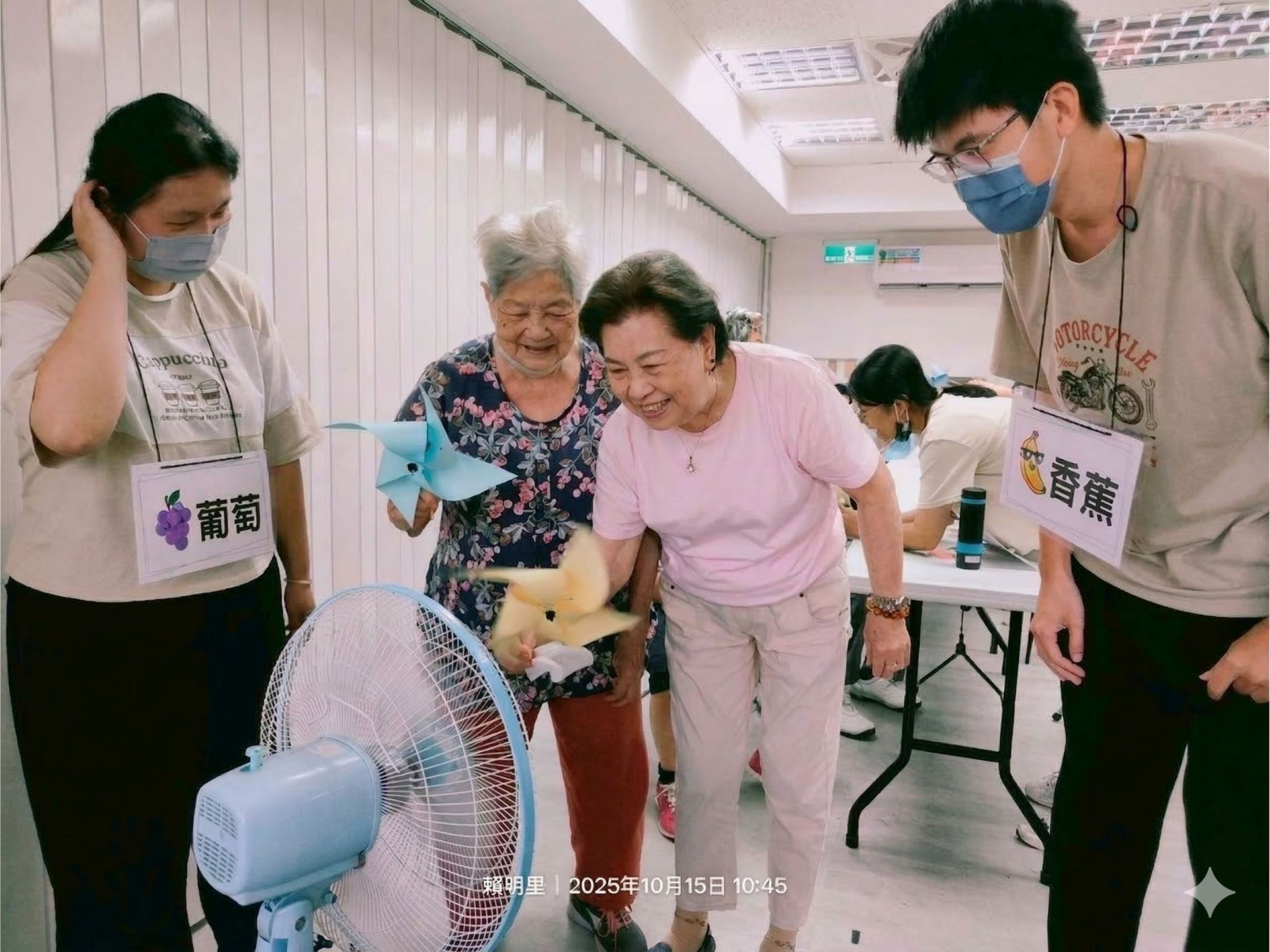 北柳社區失智者照顧據點方案小組「重拾童心，見證手作成就感」，長者完成懷舊「紙風車」製作，透過實際測試成品的過程，提升手部精細動作能力並獲得成就感。