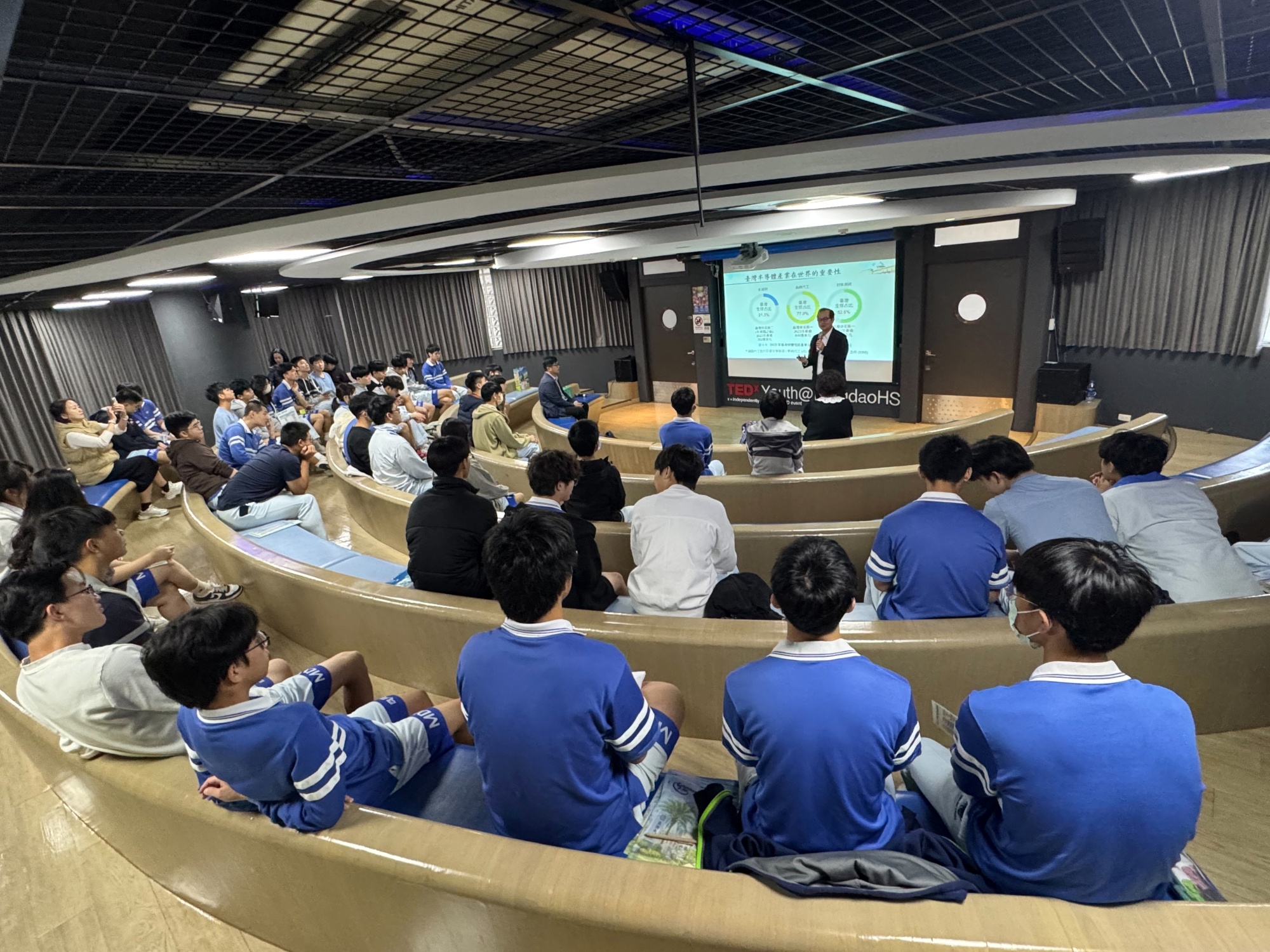 亞洲大學半導體學士學位學程團隊前往明道中學舉辦半導體專題講座，吸引學生踴躍參與。
