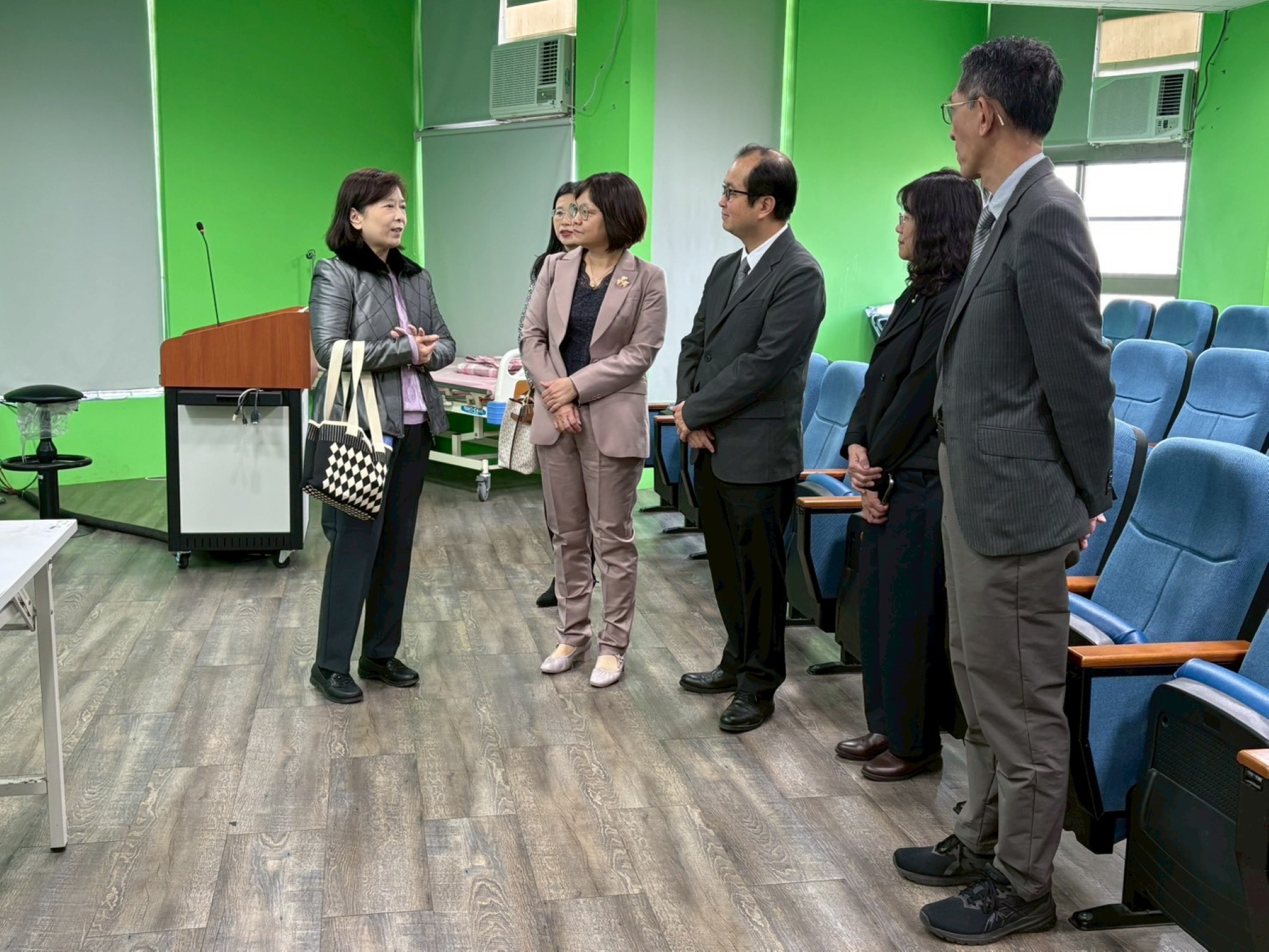 仁德醫專護理科主任王世麗說明未來「亞洲大學護理學系碩士學分班」學生於仁德醫專校園內上課之教室設備與環境。