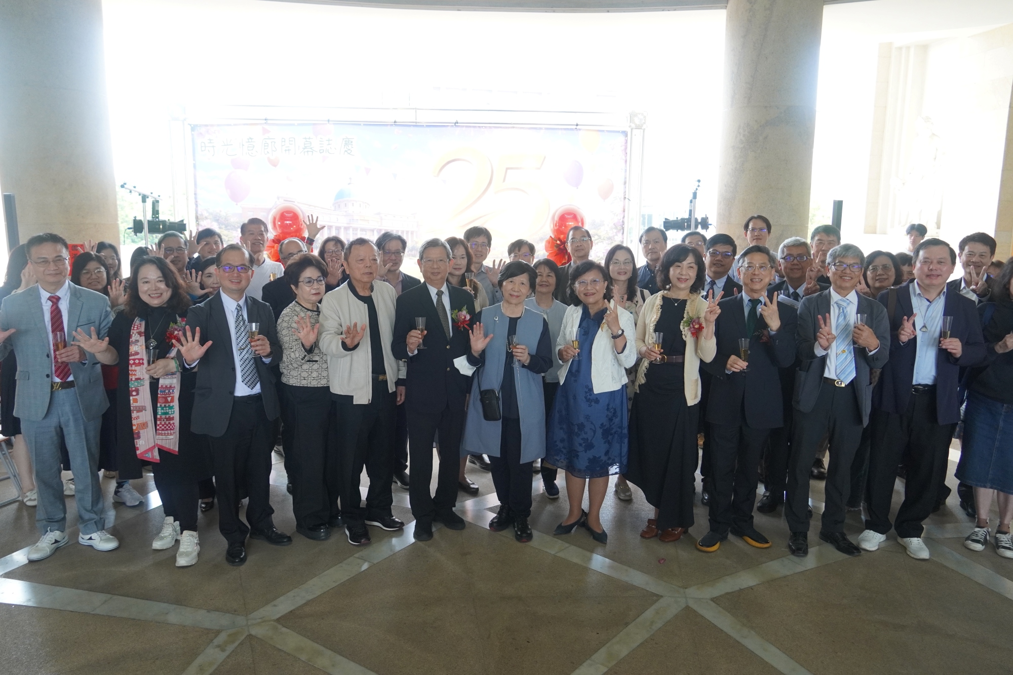 亞大時光憶廊開幕,與會貴賓與師長齊聚大合照,共同見證25週年感動時刻。