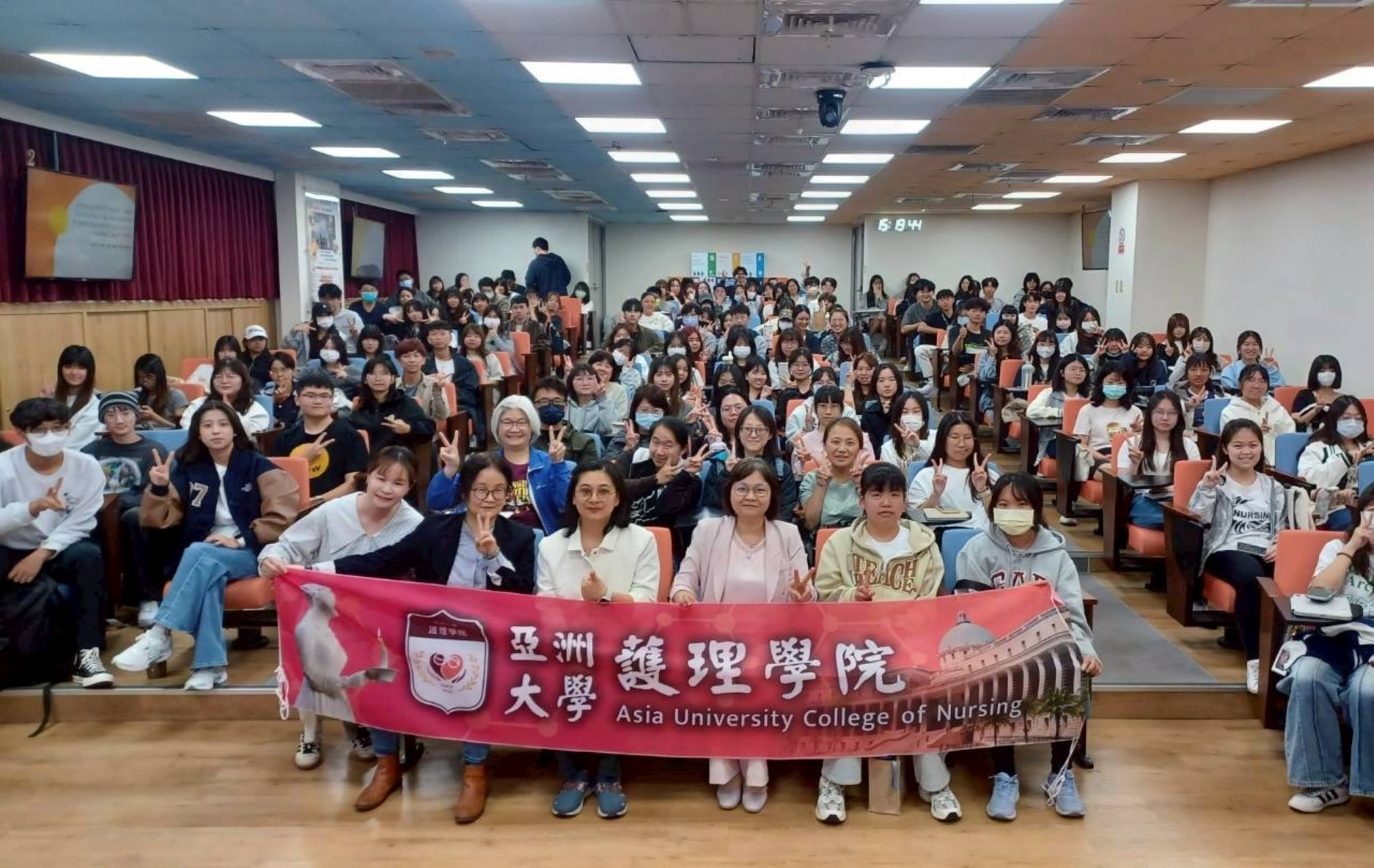 UCLA Wei-Ti Chen教授(第一排左三)演講後，與亞大護理學院院長(第一排右三)、參與師生合影。