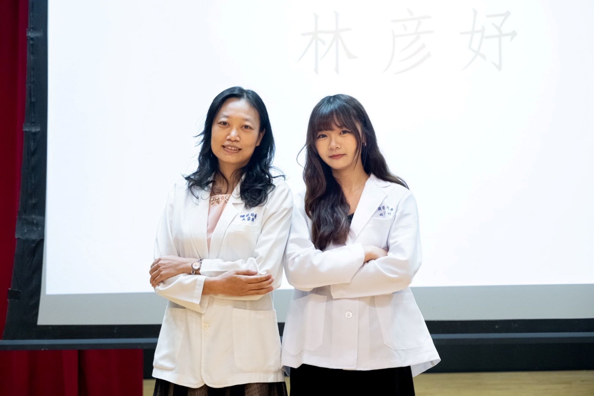 林彥妤(右)與導師吳姿誼教授(左)合影,感謝師長一路的悉心輔導。