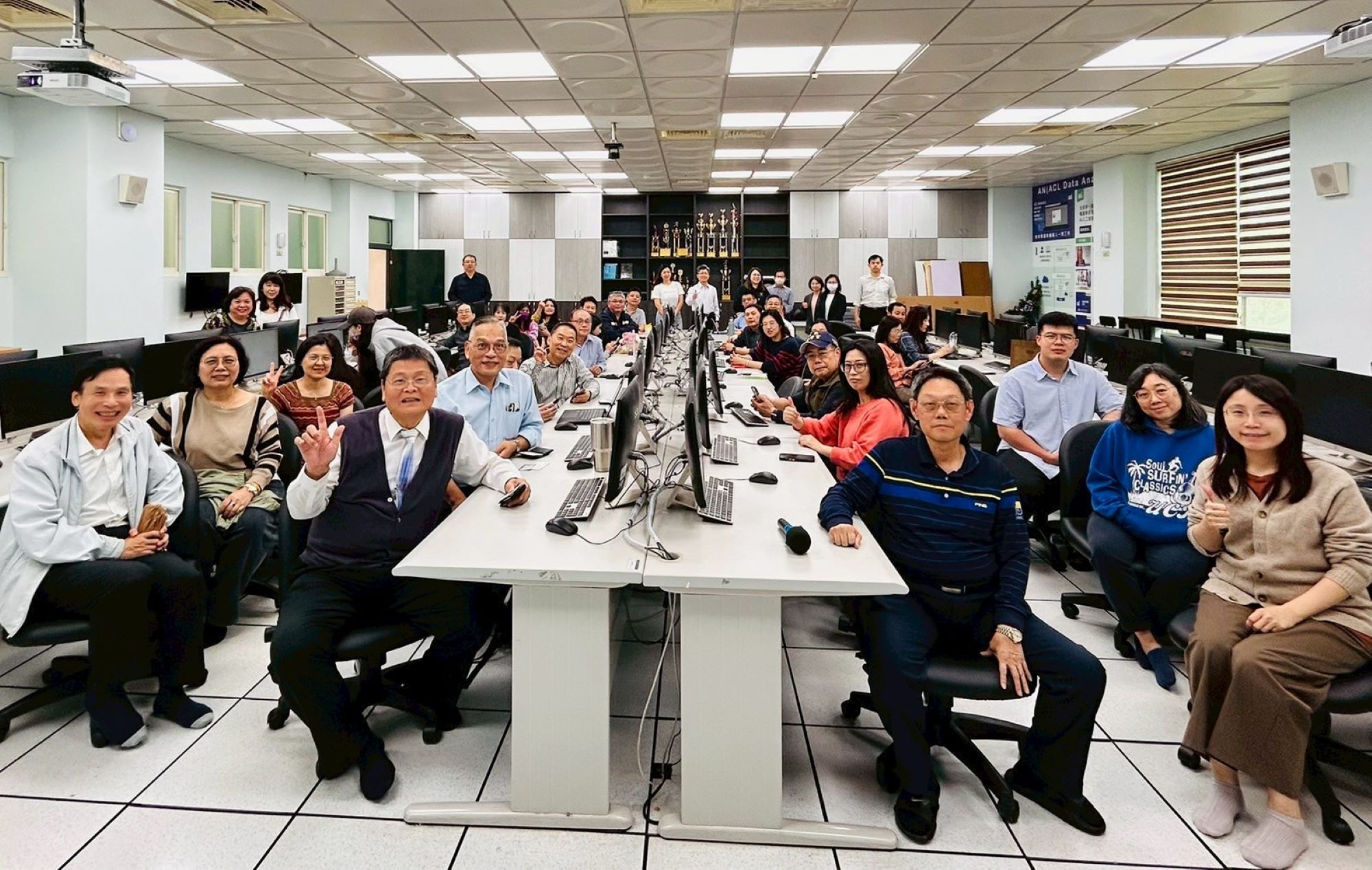 亞大管理暨社會科學3月19日舉辦首場「教師進階 AI 素養提升工作坊」,與會師長互動熱絡,展現積極升級教研戰力的決心。
