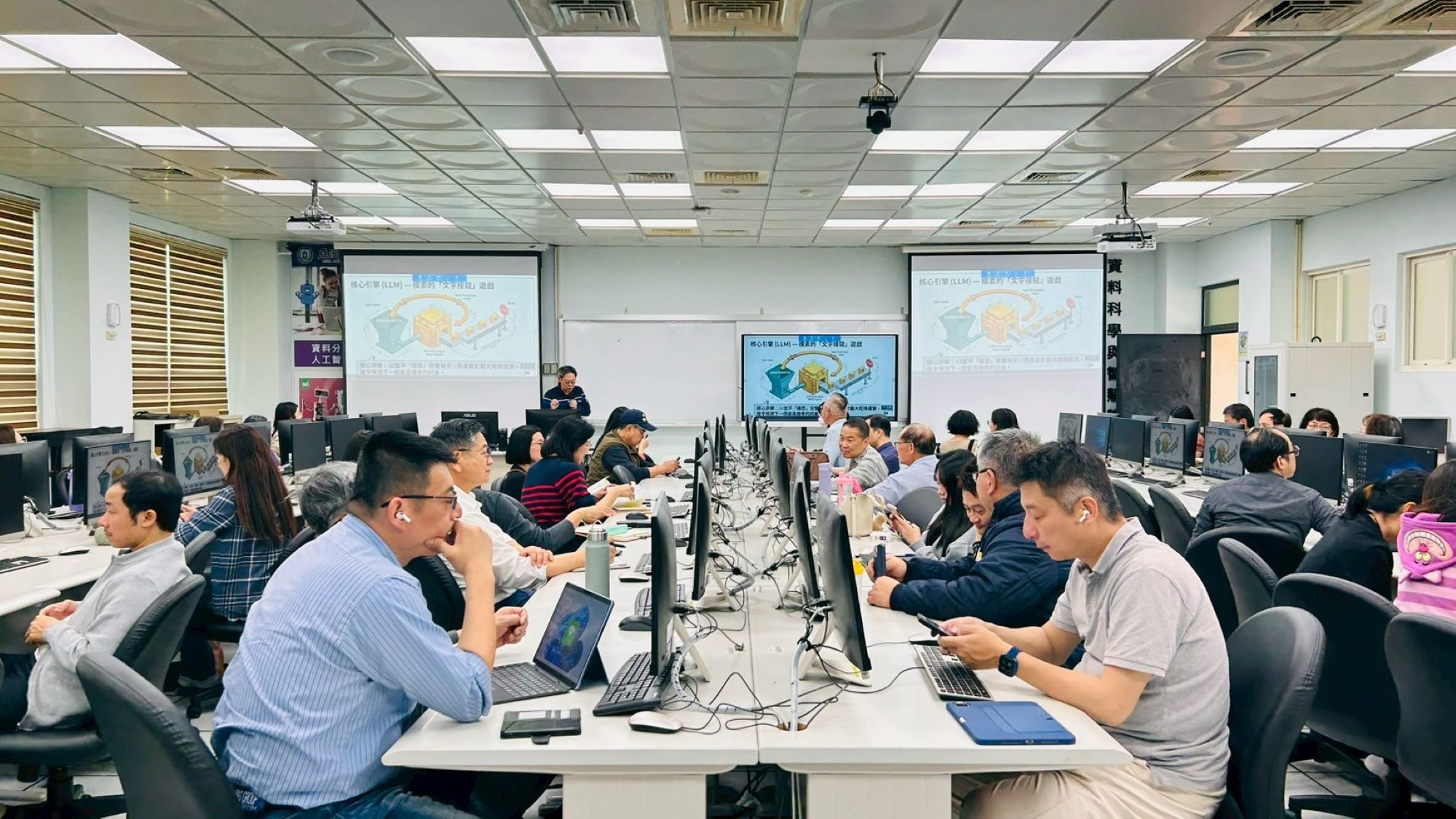 會資系胡亞平助理教授於工作坊中,帶領管理暨社會科學教師深入剖析大語言模型(LLM)的底層邏輯與「文字接龍」運作原理。