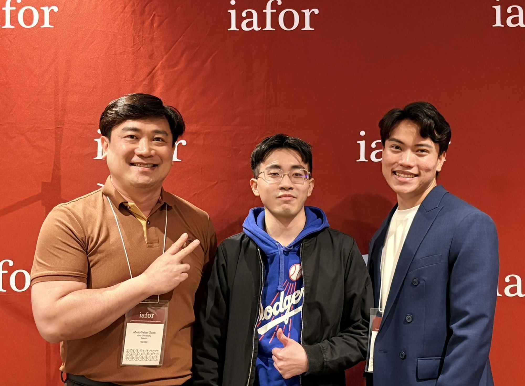 亞大心理系師生於研討會合影,展現跨世代學習成果。