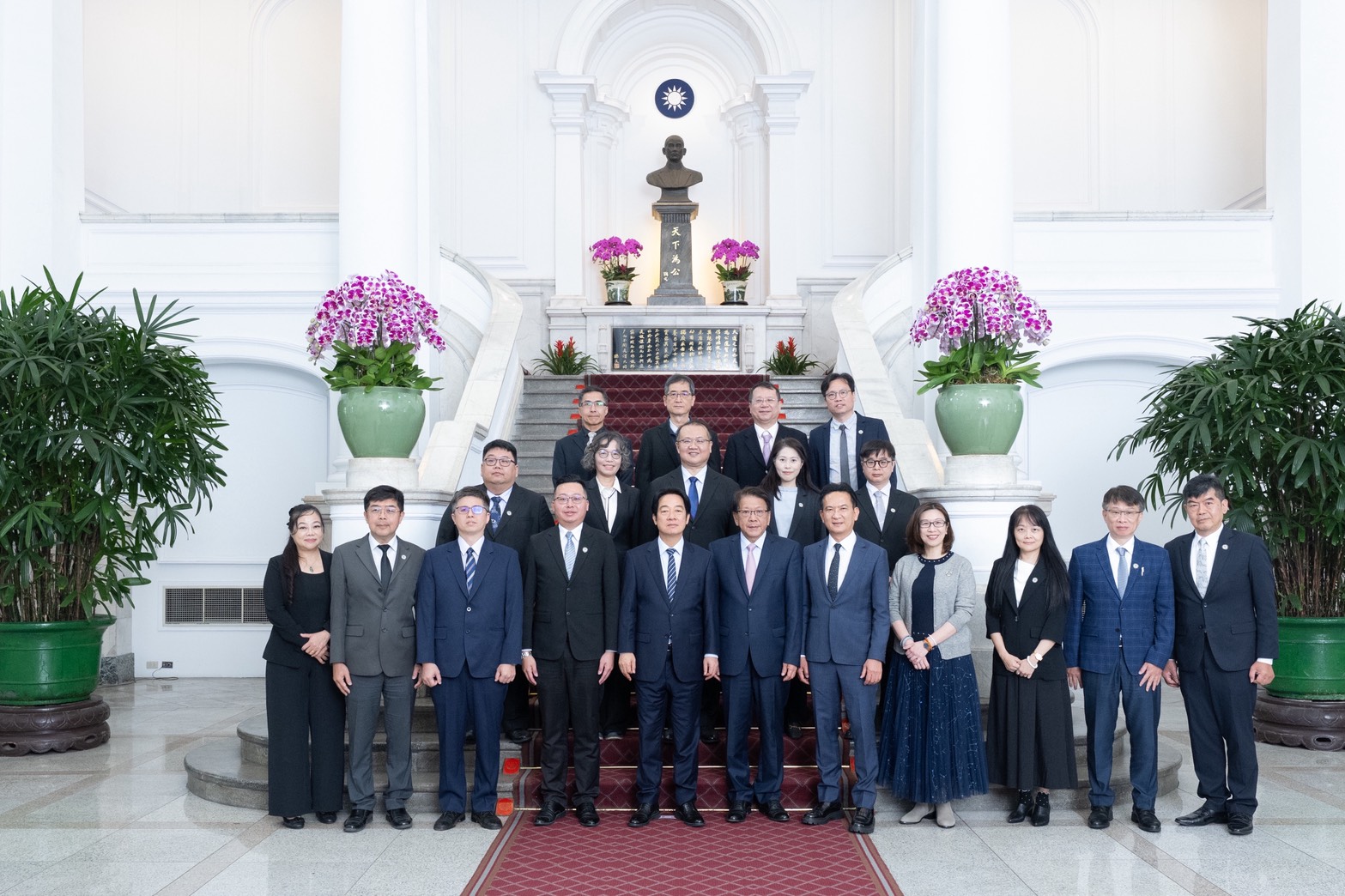 賴清德總統(前排中)與亞洲大學視光學系主任曾榮凱博士(二排中)、視光學界與驗光師公會全聯會代表於總統府大廳合影。此行展現產官學界守護國人視力健康的堅定決心。