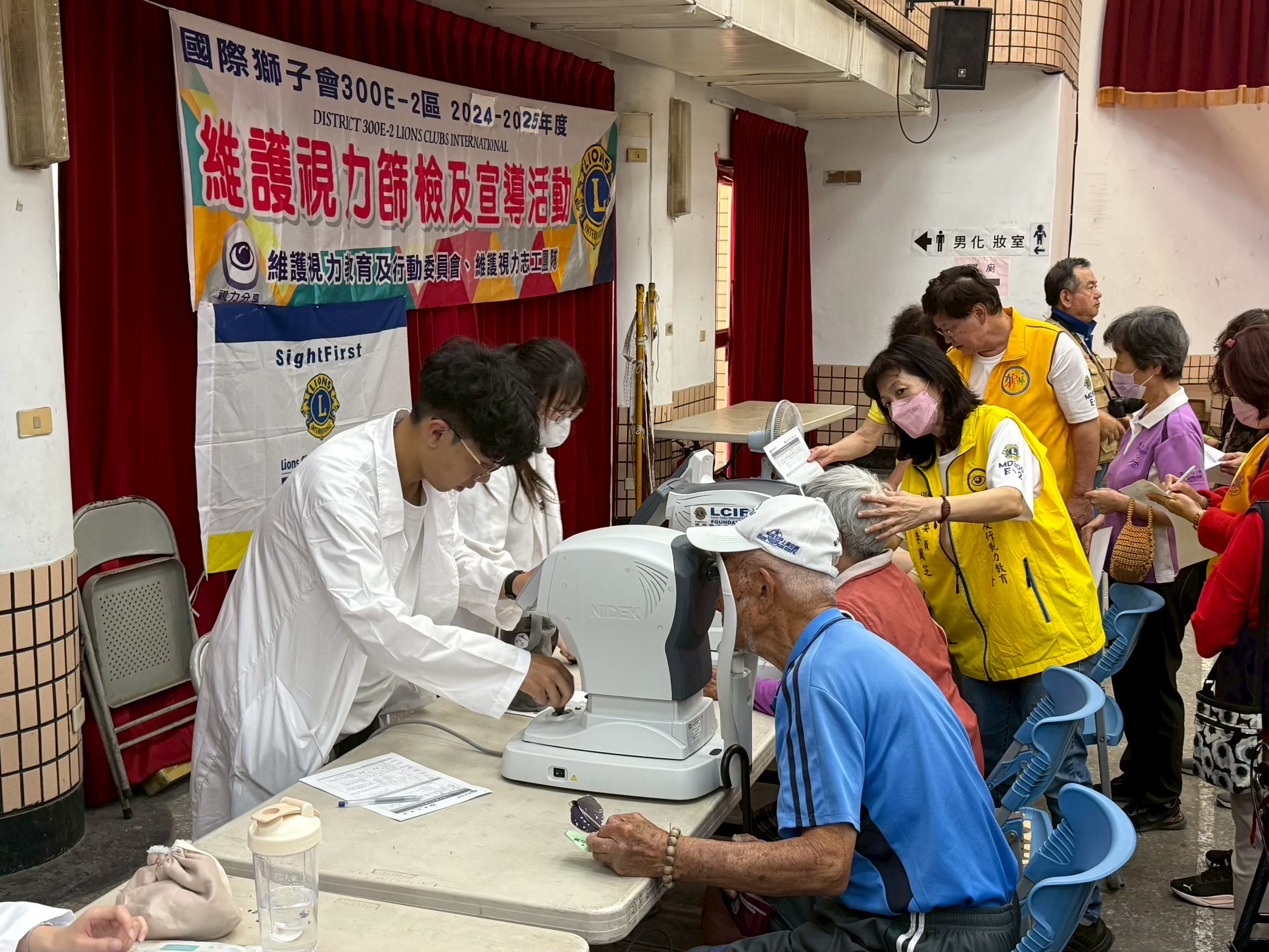 視光學系林芮宇老師透過「視光服務與倫理」課程,指導學生深入社區進行專業視力篩檢。不僅提供長輩具體的健康關懷,更讓學生在服務中內化醫事專業倫理。