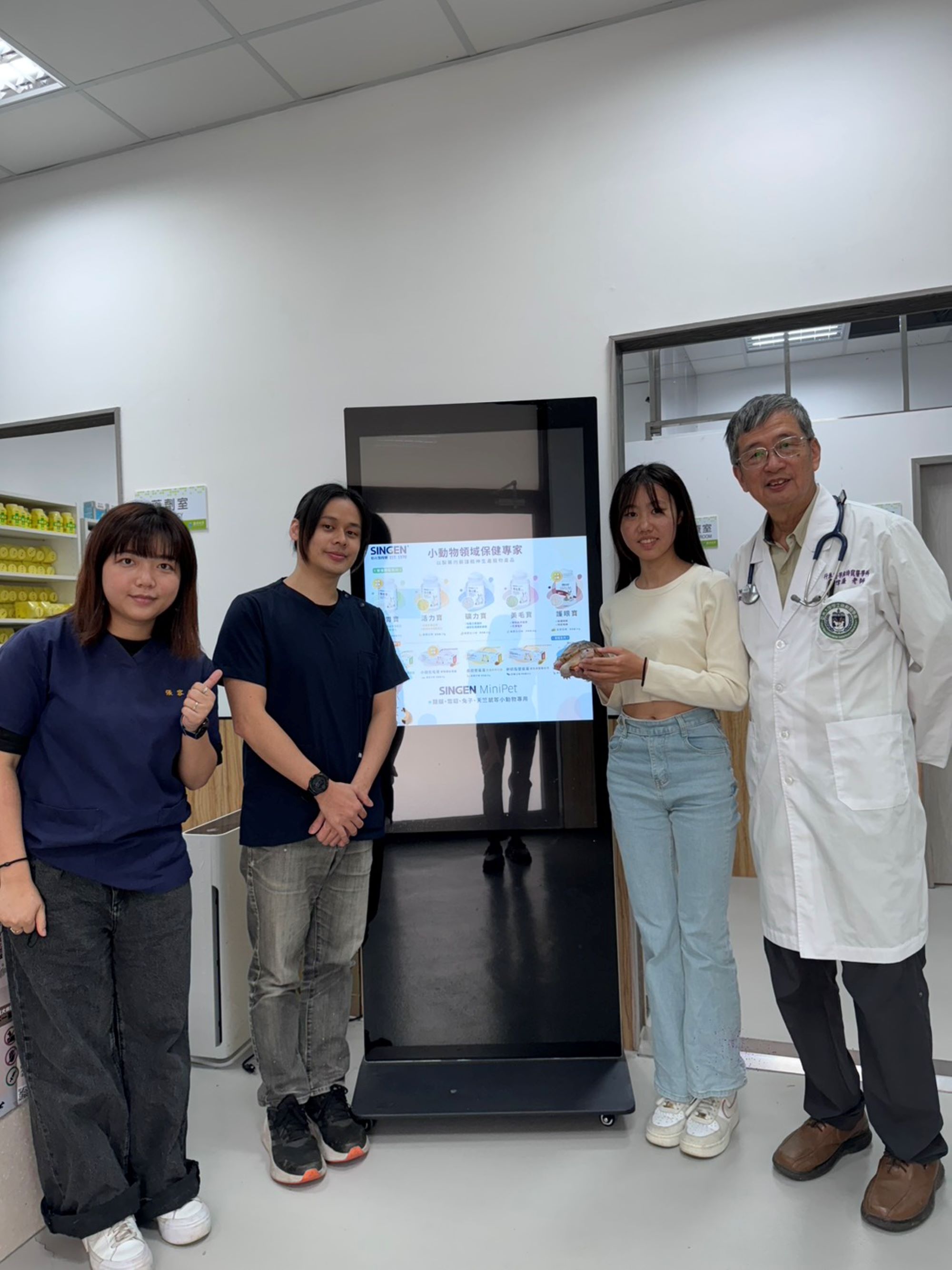 祁偉廉院長為南美蜥進行健檢，現場結合寵物保健衛教資訊，豐富臨床實務的教學內涵。