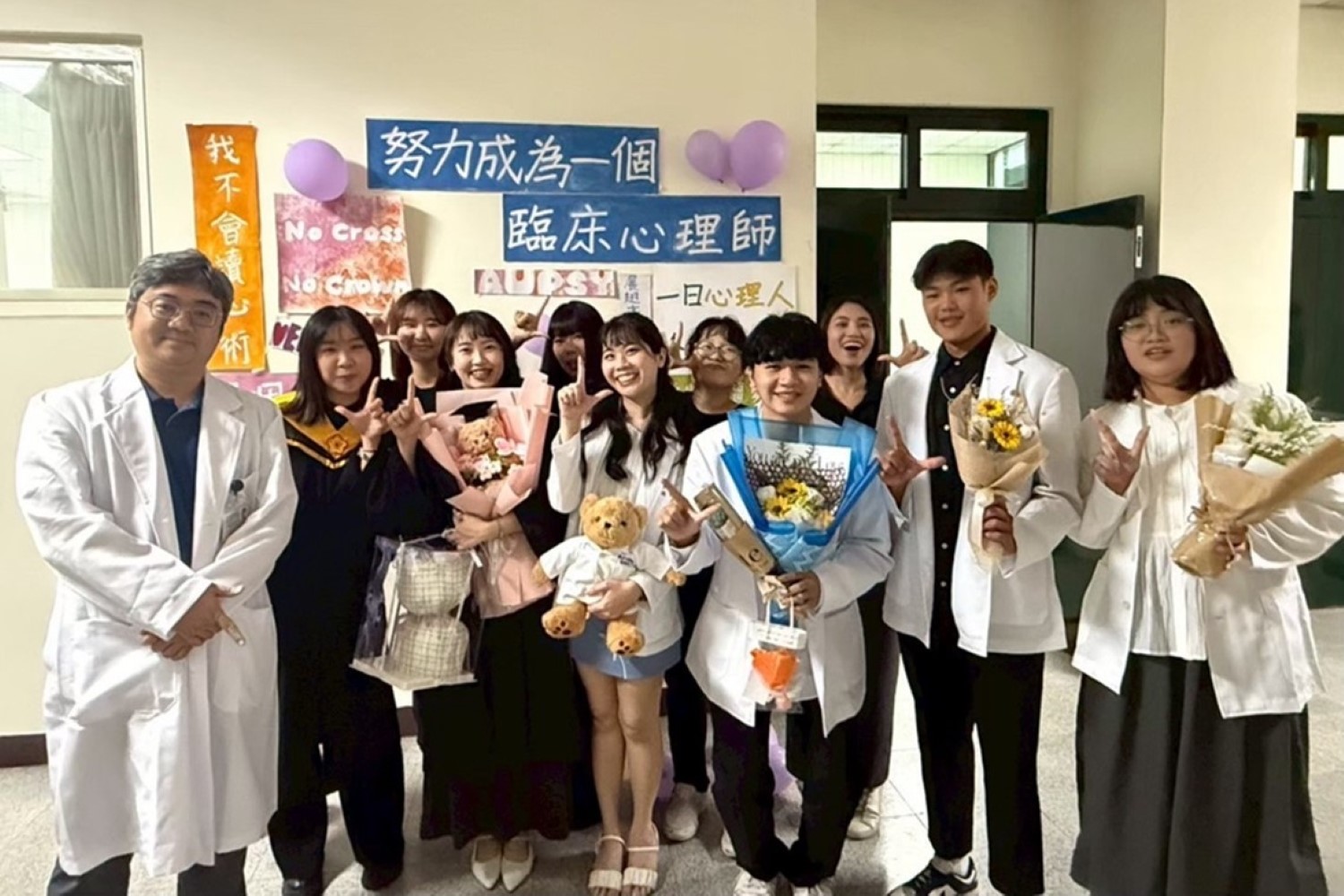 廖御圻副教授(左一)與研究室同學們合照。