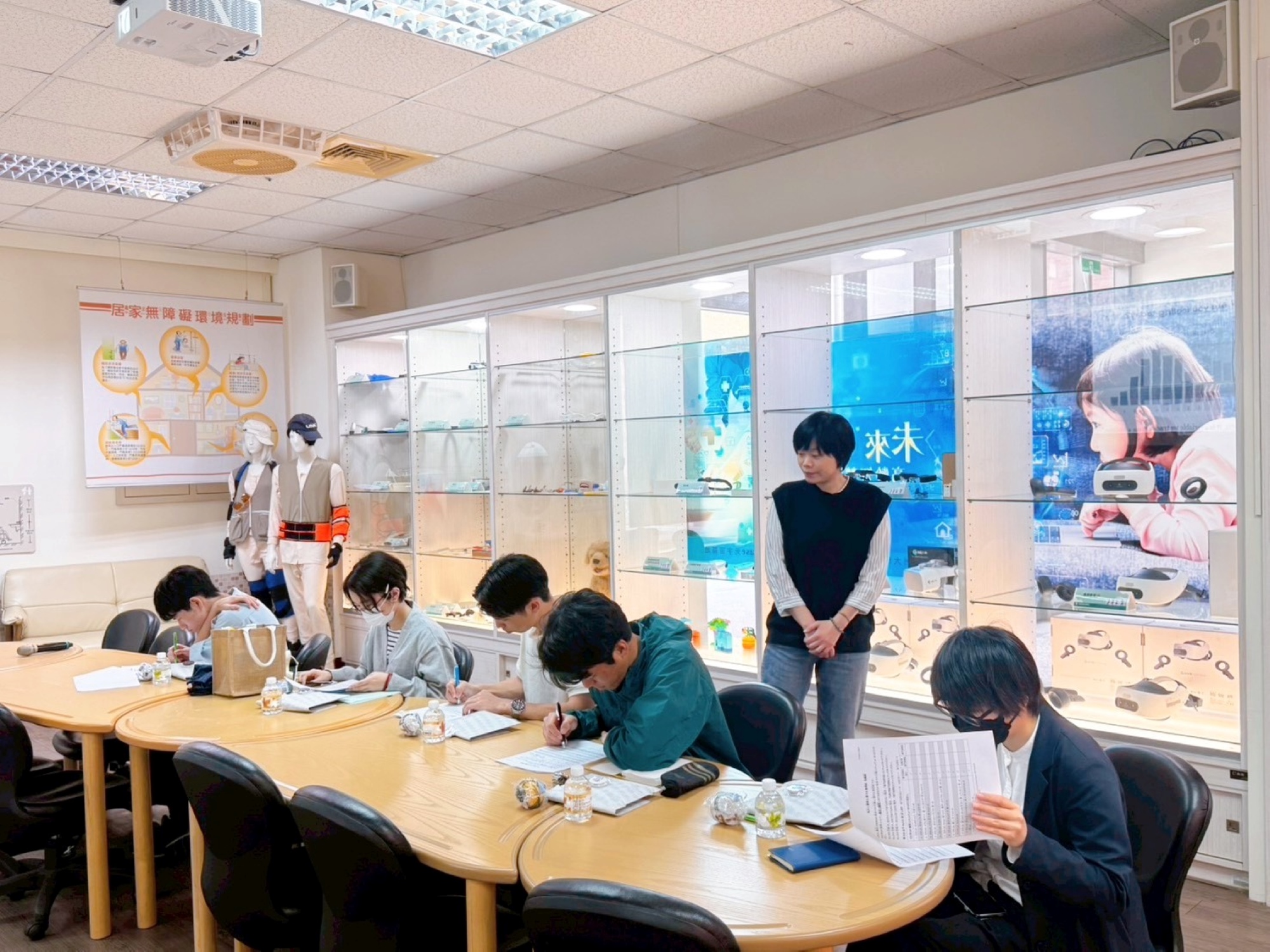 演講現場進行心理量表填寫互動,神戶大學學生專注體驗研究工具,透過實作深入了解心理健康測評的應用,現場互動氣氛熱烈。