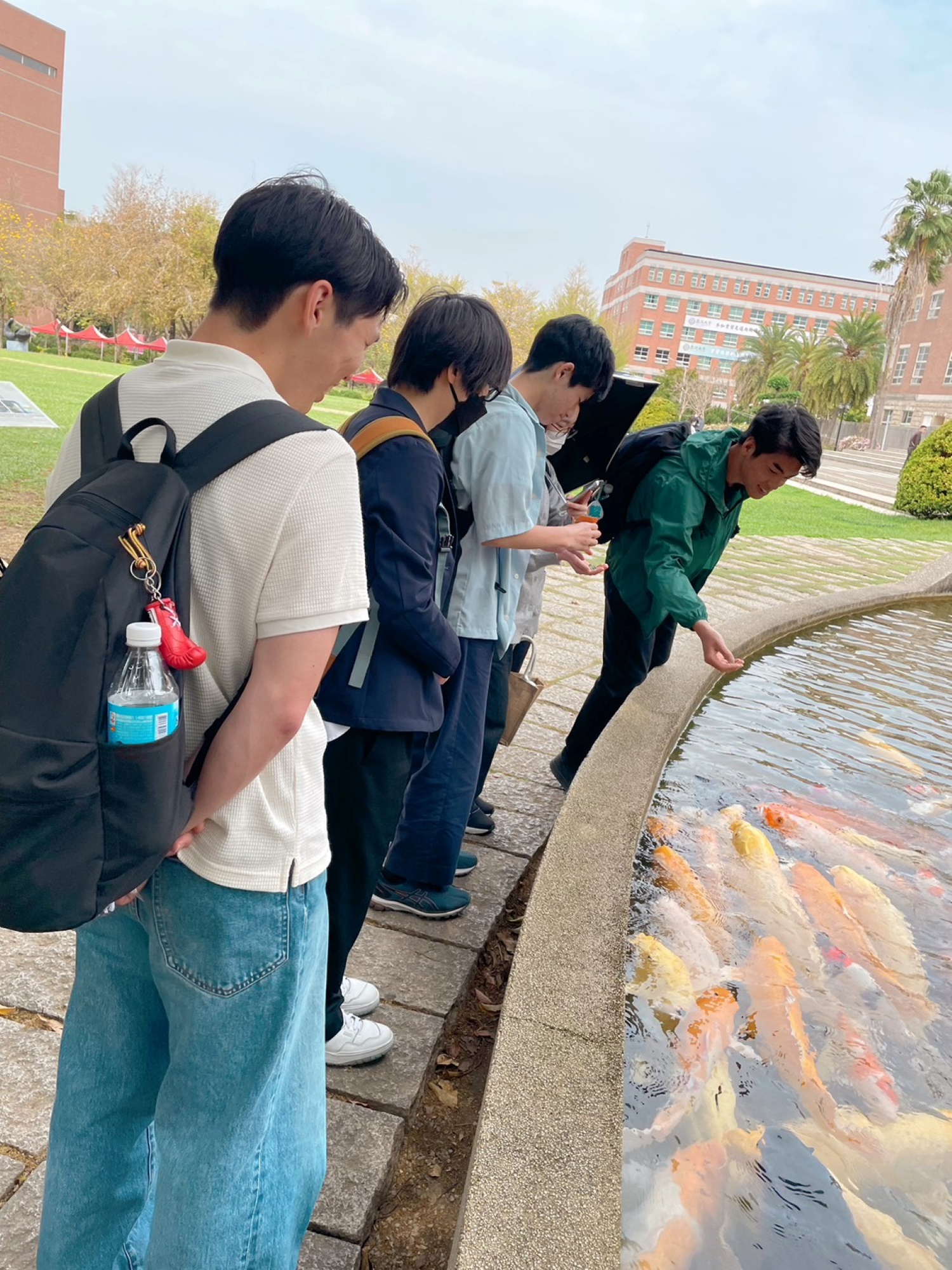 學術交流之餘,林冠含副教授帶領神戶大學師生遊覽亞大校景,於鯉魚池畔體驗餵魚趣,感受亞大優美的人文自然景觀與友善校園氛圍。