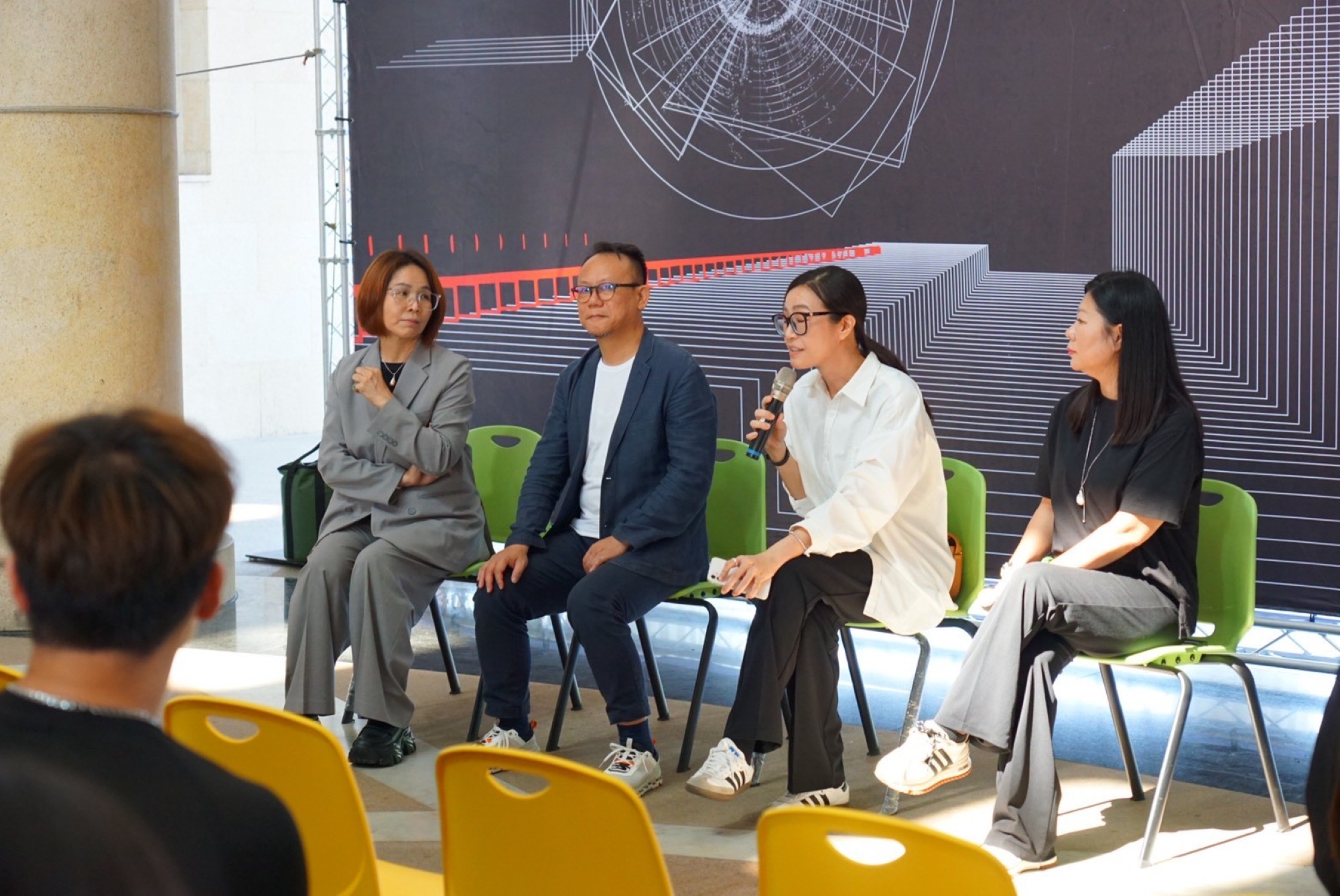 亞洲大學創意商品設計學系第16屆畢業專題設計成果展暨職涯領航論壇,來賓分享就業面面觀。