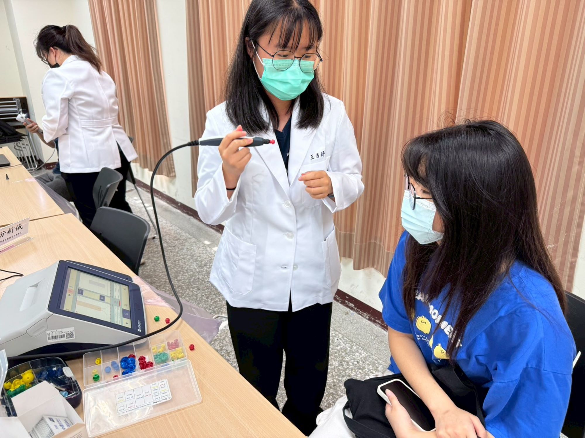 考生體驗聽力學相關儀器,解鎖聽力檢測的科學魅力。