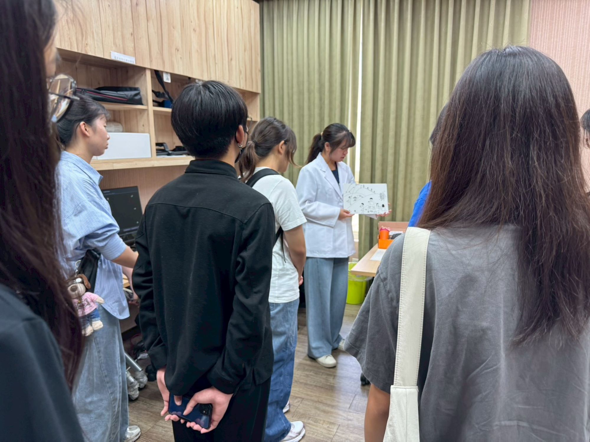 走進成人神經語言實驗室,學姊帶領考生親自接觸語言治療評估工具。