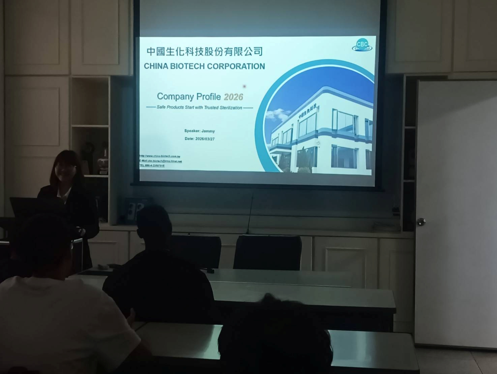 中國生化科技專員向亞洲大學生醫系學生介紹公司概況與加馬射線滅菌技術應用。