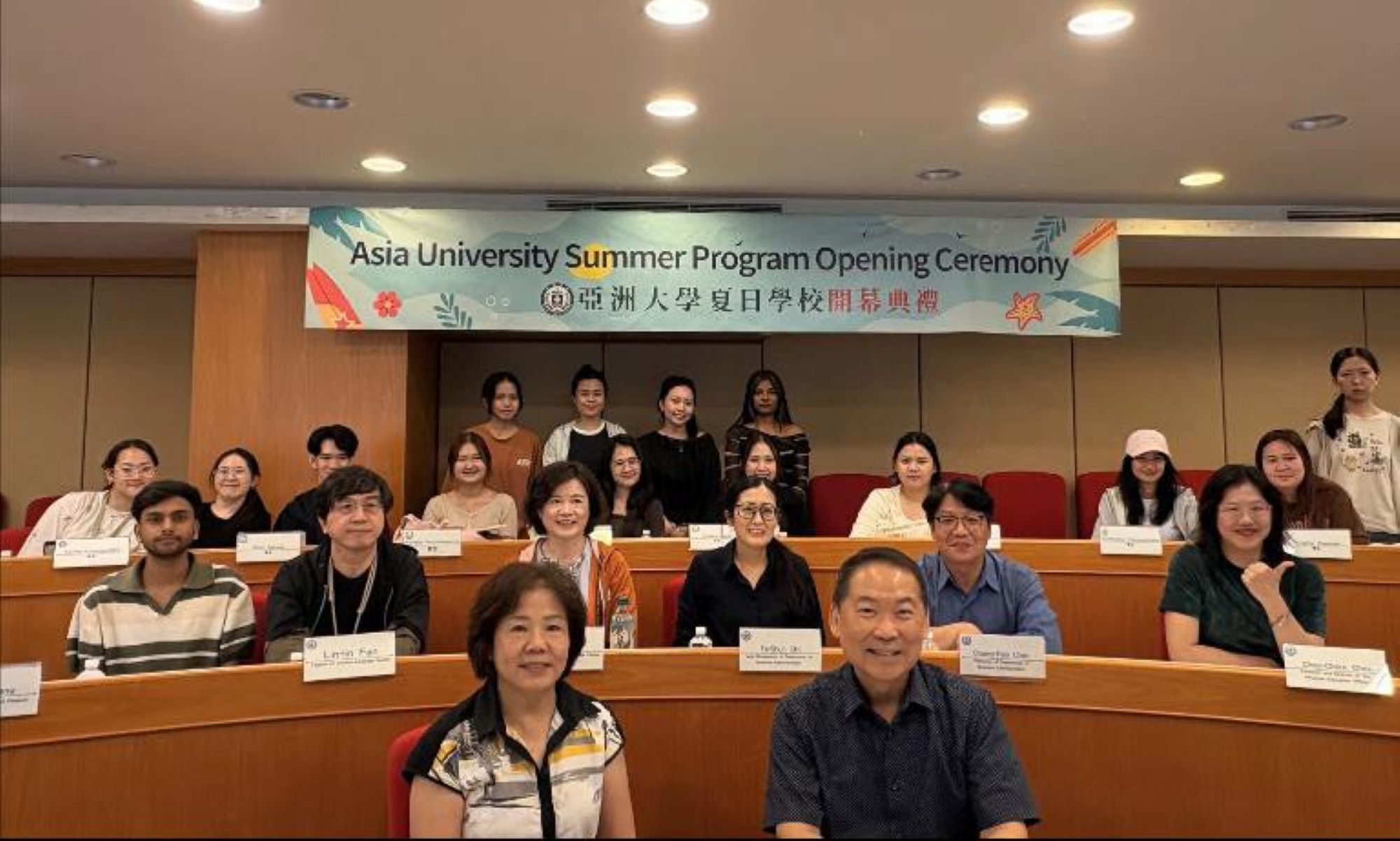亞洲大學「2026泰國短期專班」開訓典禮合影 。國際學術交流中心龐玉涓主任（左前）、經營管理學系卓大順副主任（右前）與授課教師群，以及全體泰國專班學生共同合影留念，象徵台泰學術交流正式展開。