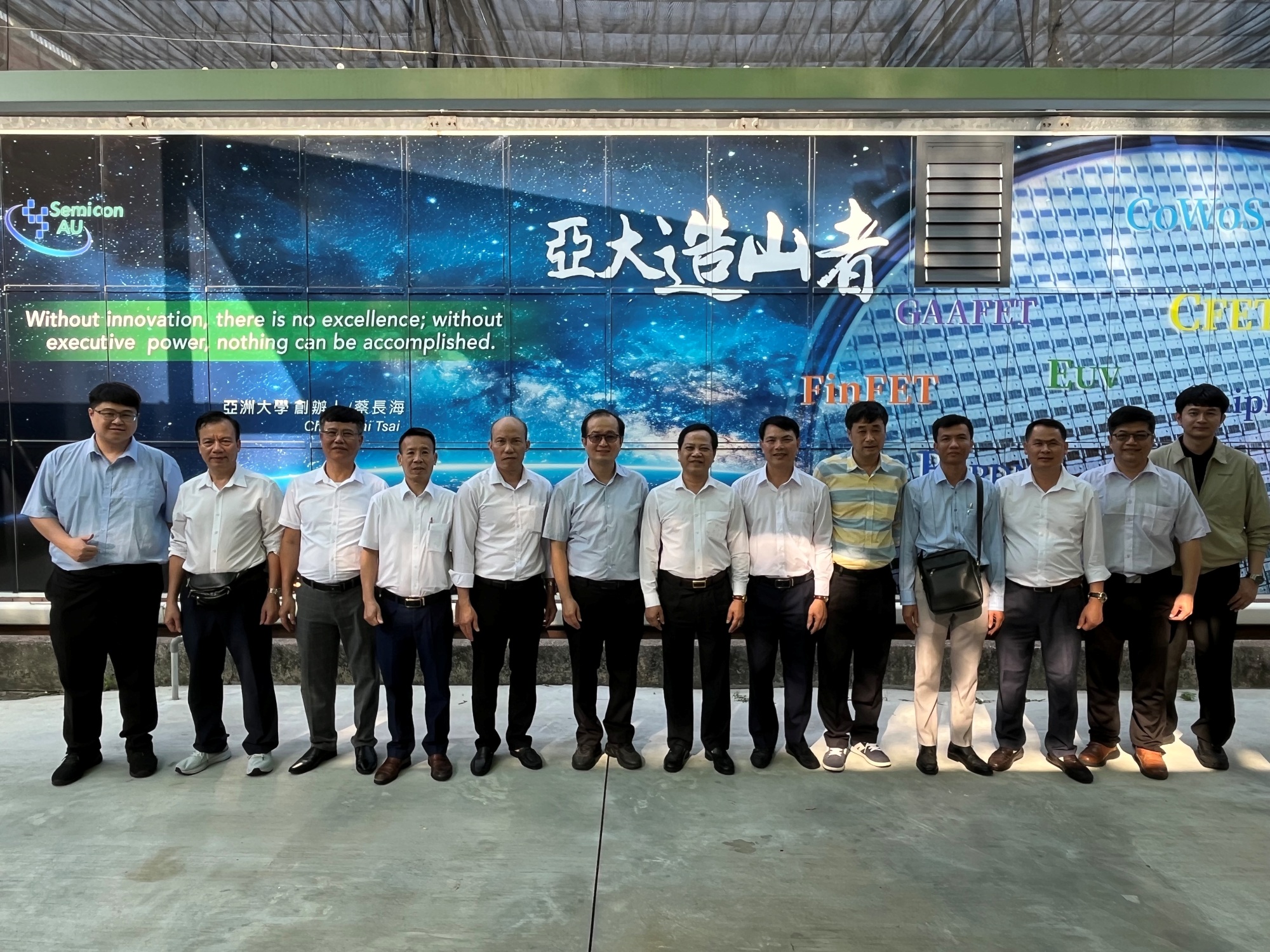 Dr. Jung-Jie Huang, Vice President of Asia University (sixth from left), along with the delegation from Thanh Hoa College of Industry, Vietnam, took a group photo at the Optoelectronics Center, symbolizing the beginning of a new chapter in international industry-academia collaboration