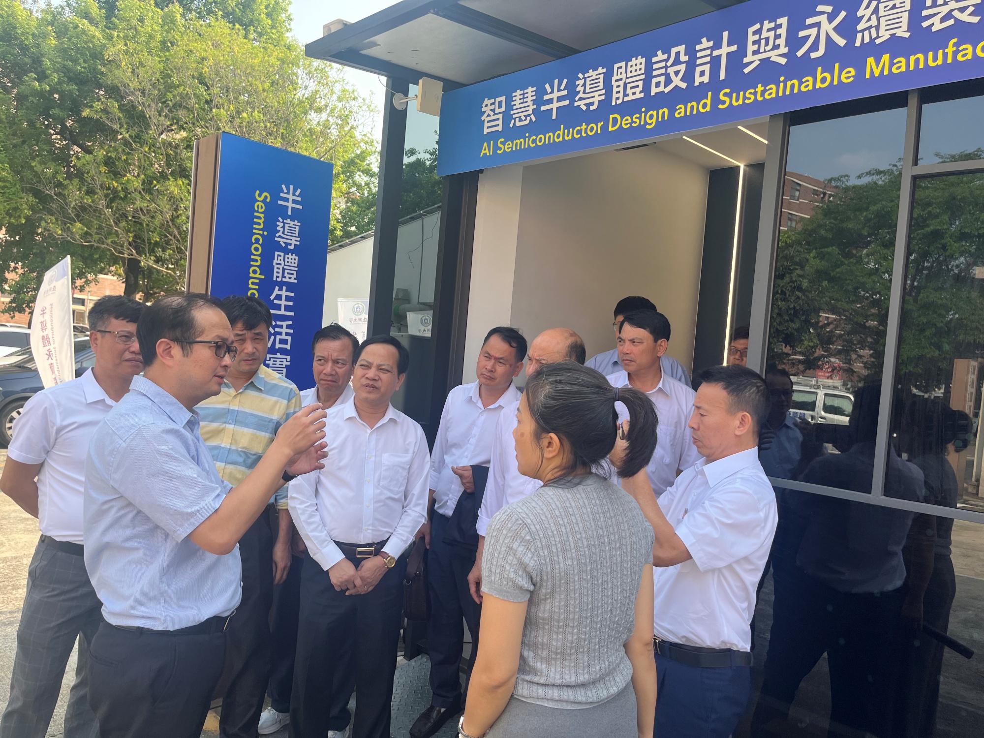 Vice President Dr. Jung-Jie Huang (front left) personally briefs the delegation from Thanh Hoa College of Industry on the equipment layout of the Semiconductor Industry-Academia Pilot Center. He demonstrated how Asia University utilizes the "Professional Research Laboratory" to simulate real-world industrial environments, achieving the goal of hands-on practical education