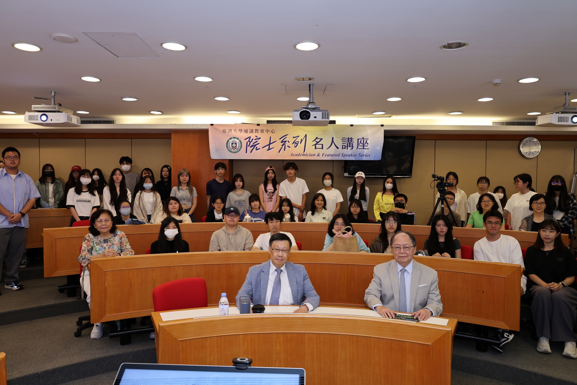 陳院士、校長與師生齊聚，拍攝溫馨大合照。