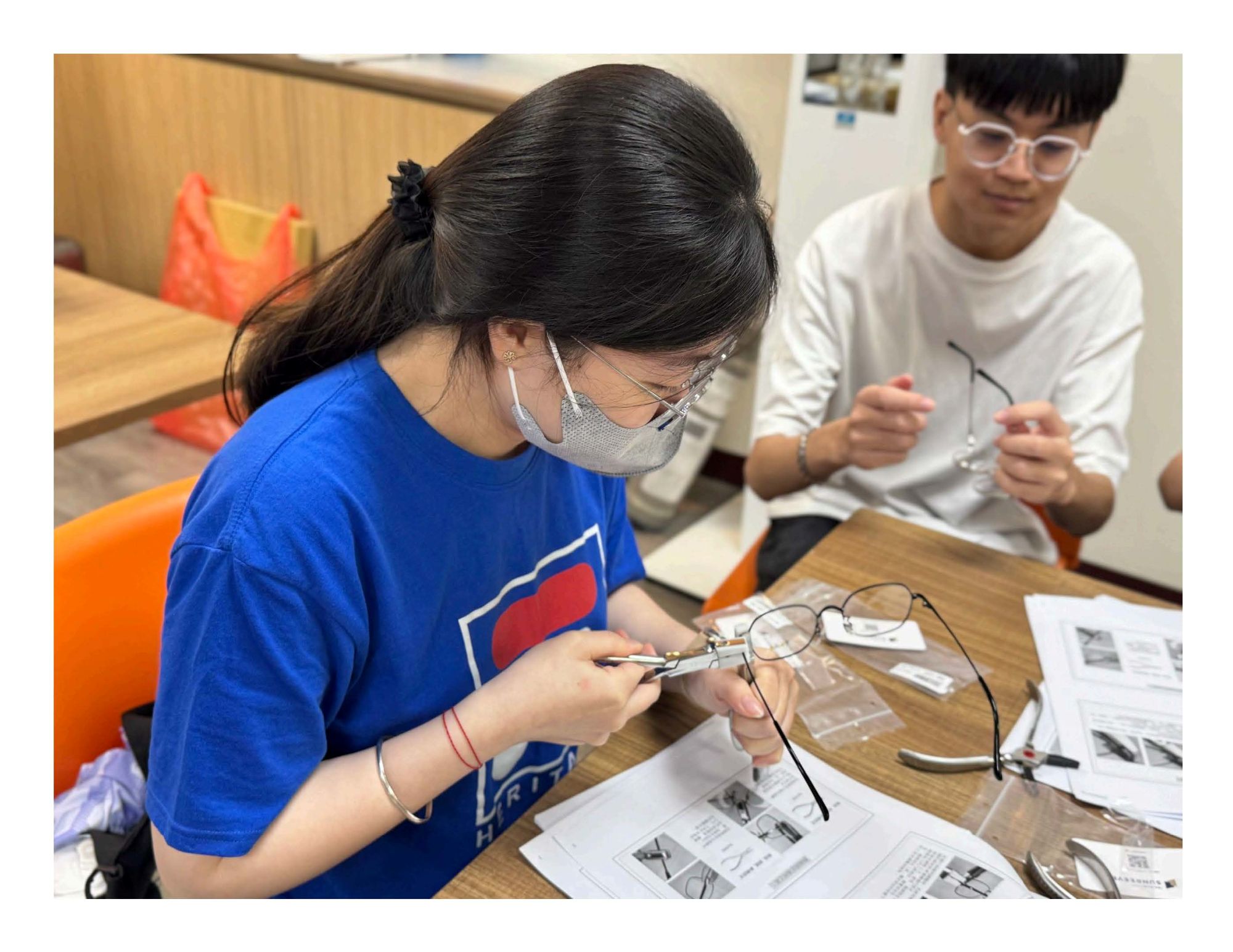 實務操作時間,學生專注練習調整鏡框。