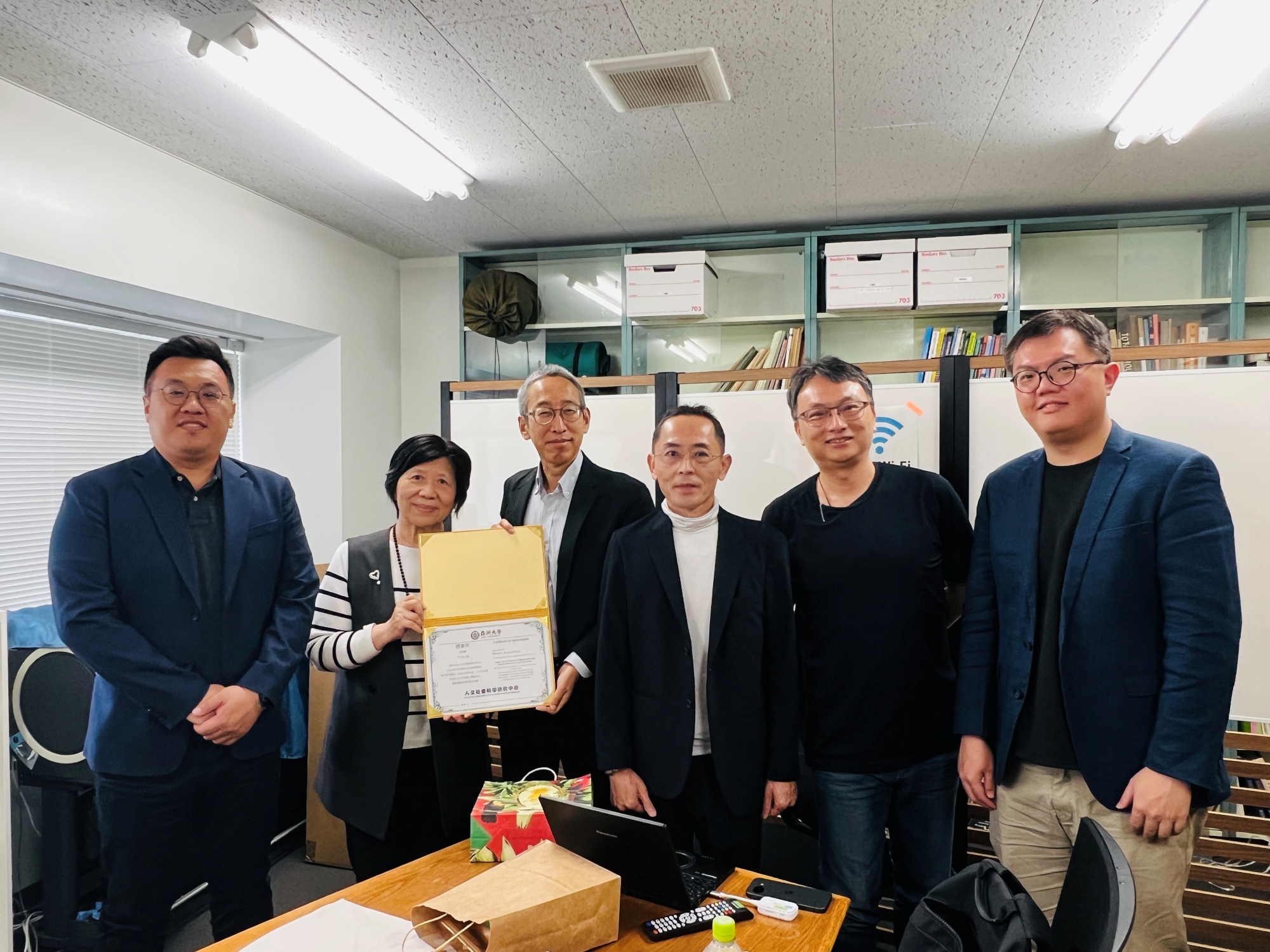 亞大副校長柯慧貞（左二）拜會千葉大學鈴木雅之教授（左三），雙方交流USR永續經驗。從左至右分別為亞洲大學王昭能產學長、柯慧貞副校長、千葉大學國際學術研究院鈴木雅之教授、育成中心林盈利主任、人文社會科學研究中心王志華執行長、翻譯李銘倫博士。