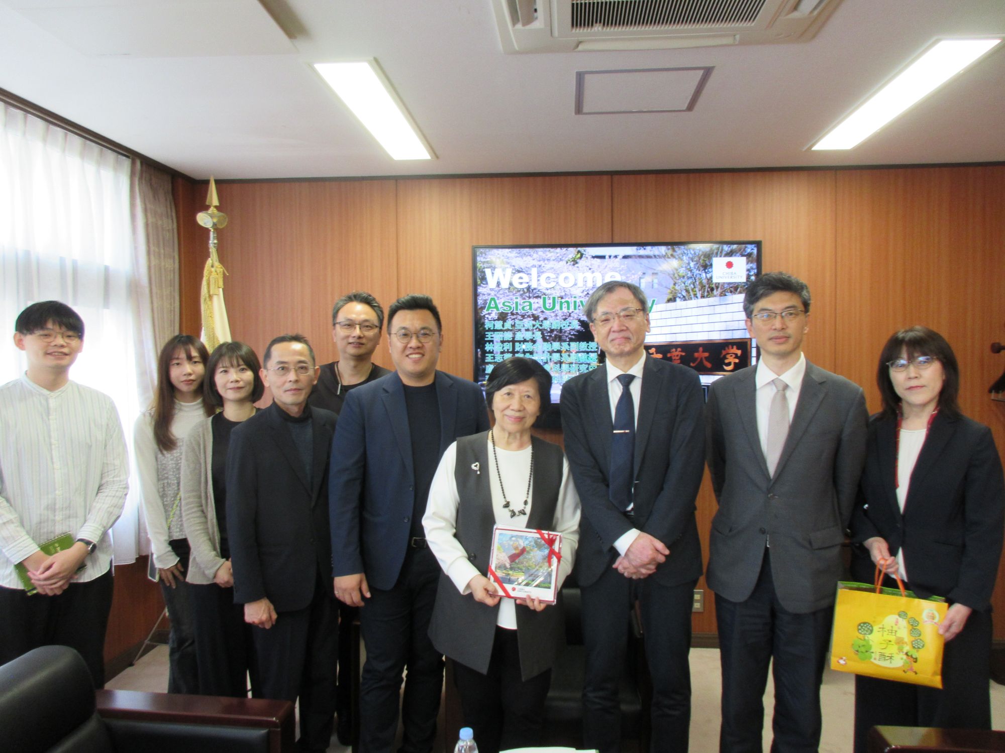 亞大團隊與千葉大學團隊合影留念。