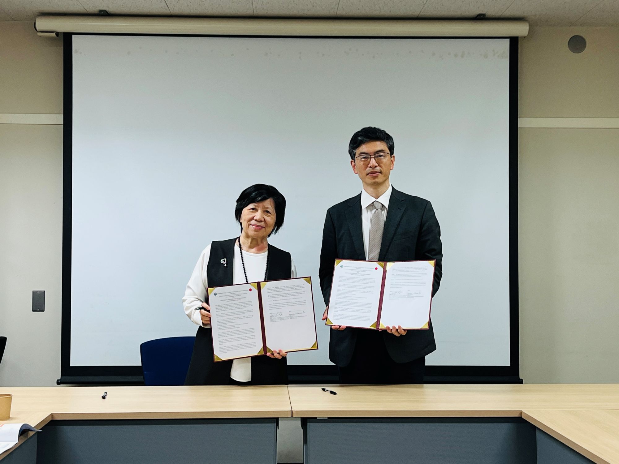 亞洲大學柯慧貞副校長(左)與千葉大學前沿醫學工程中心俞文偉教授(右),共同簽訂合作備忘錄(MOU)。