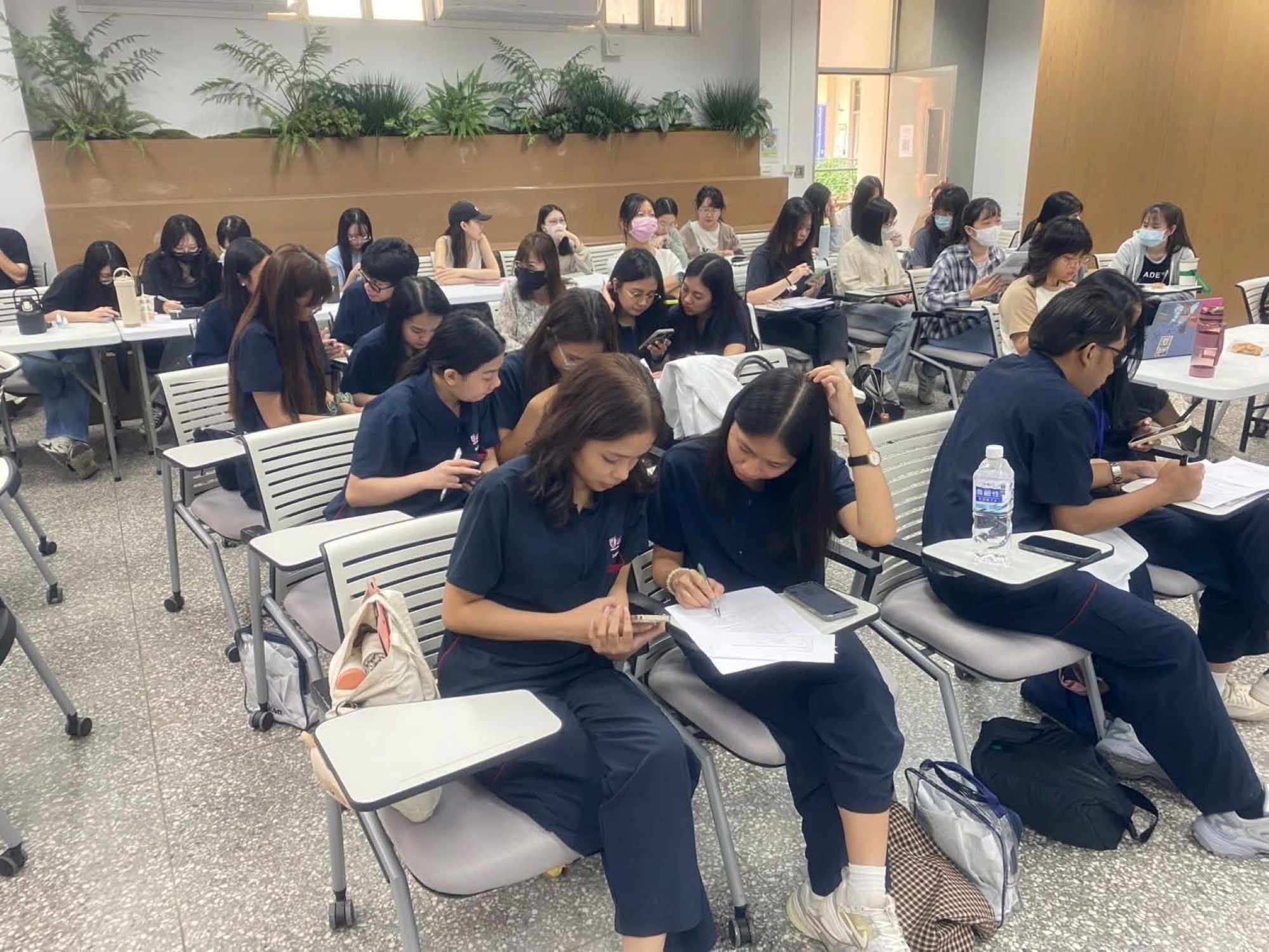 本系學生與CEU學生分組討論臨床案例,激盪不同國界的臨床判斷思維。
