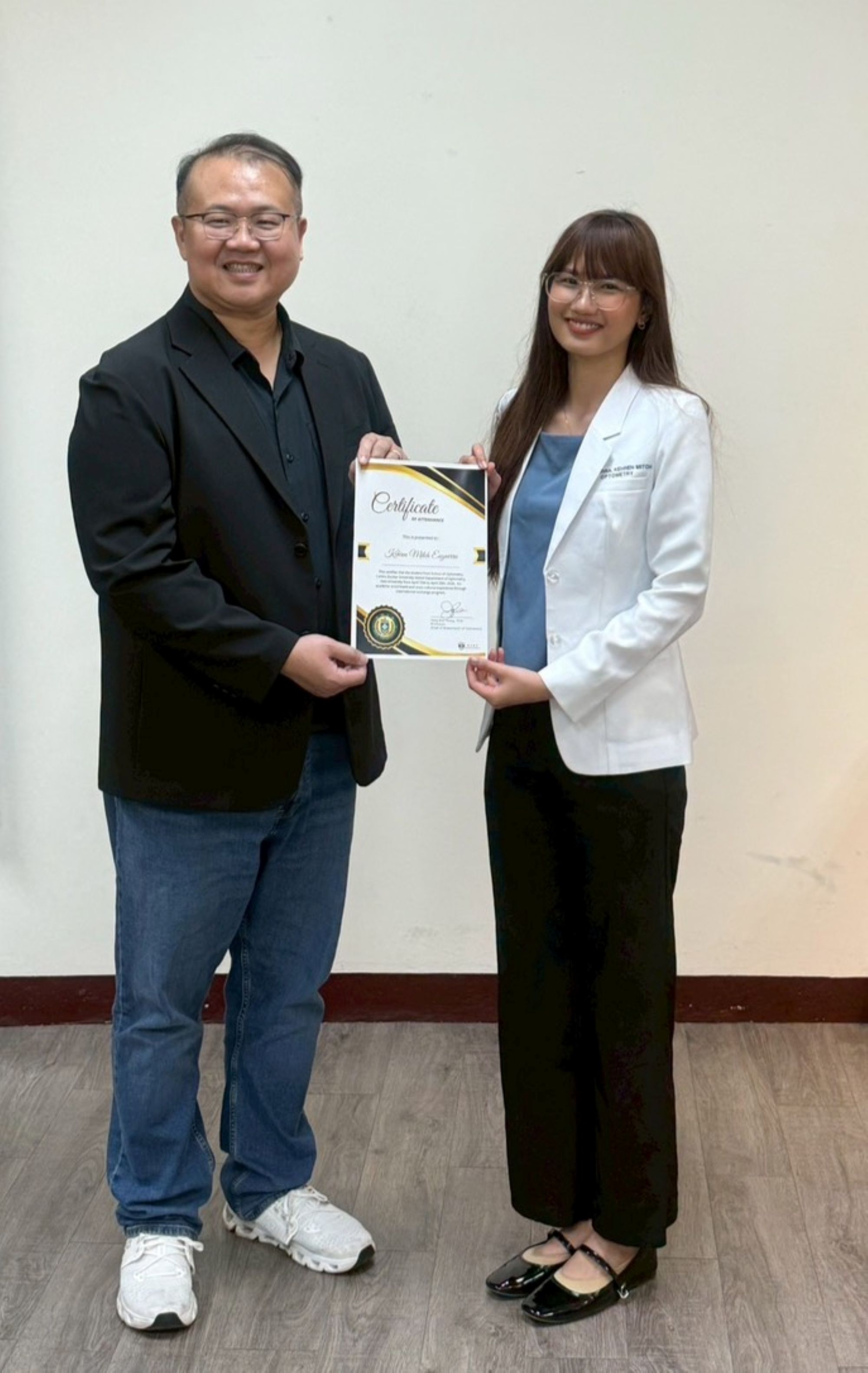 視光學系主任(左)頒發交流證書予CEU學生(右),除了肯定學生這一週的學習成果,也象徵兩校在教育合作上的成功。