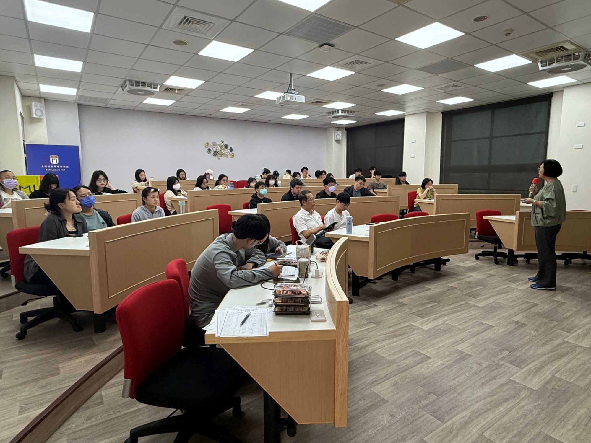 學生踴躍參與說明會，了解證照與國考輔導資源。