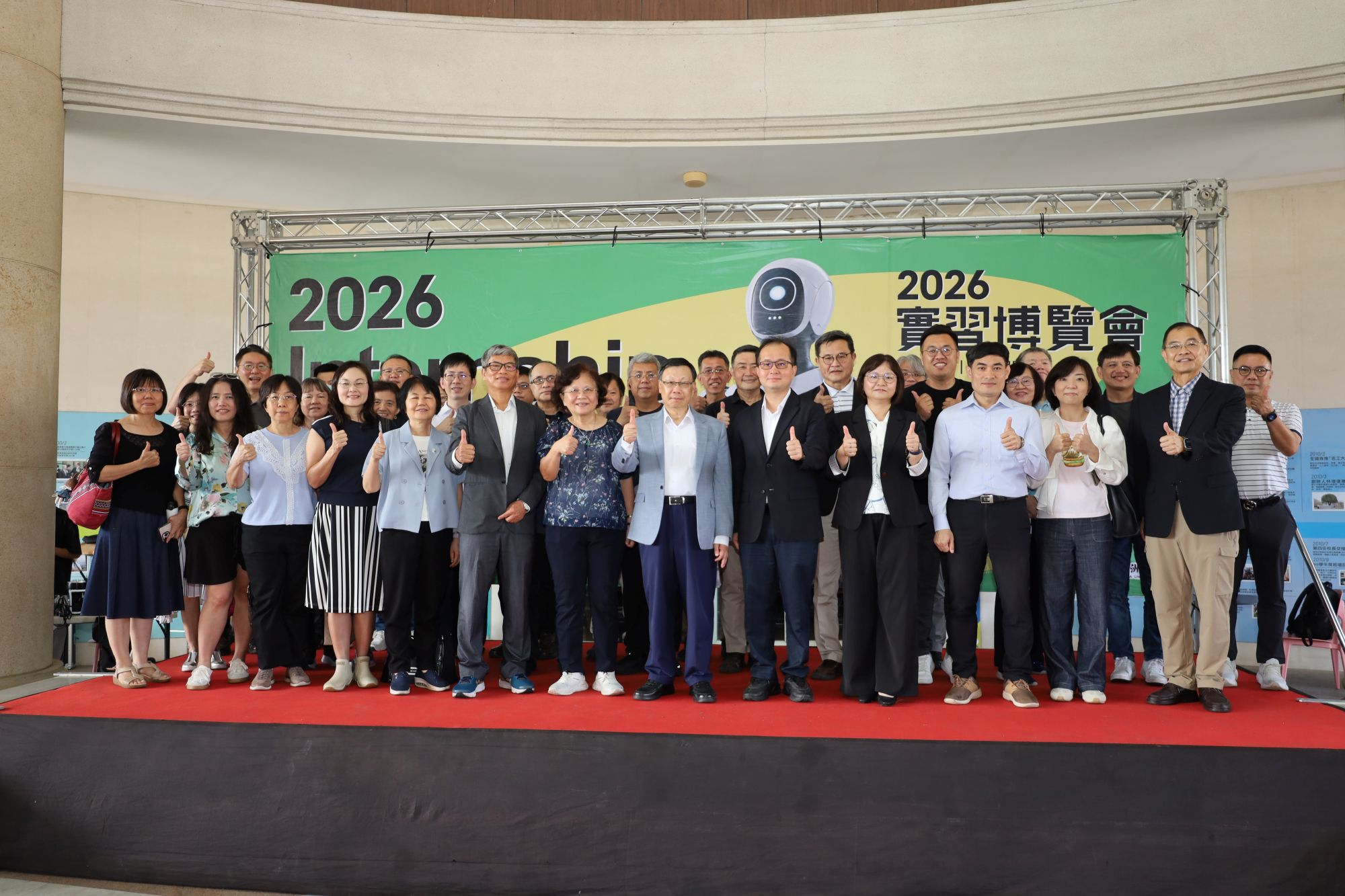 亞洲大學蔡進發校長與各院系師長、貴賓，於2026實習博覽會開幕式熱情合影。