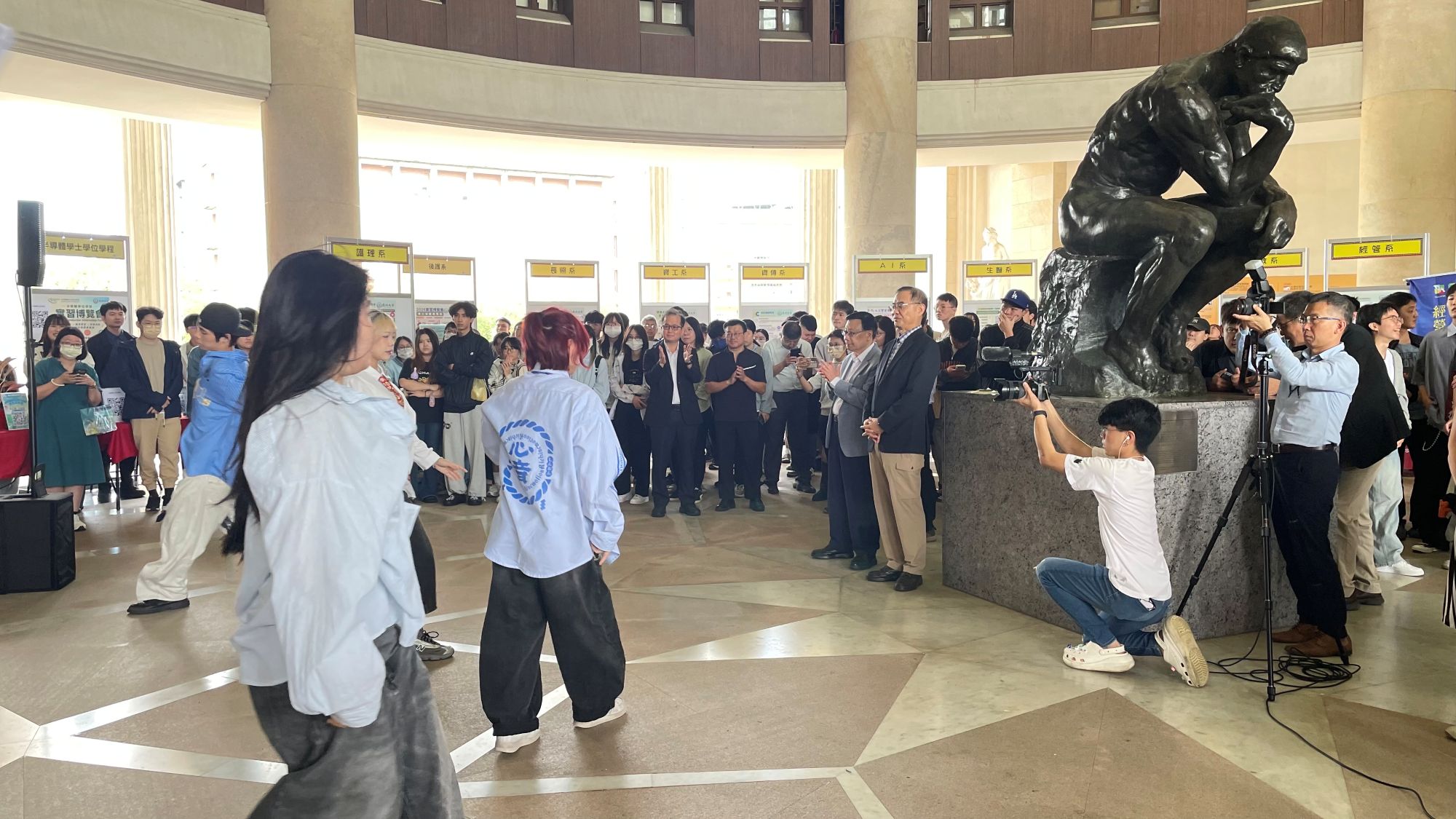 亞大2026實習博覽會於羅丹廣場熱烈展開，由黑泡泡熱舞社帶來充滿活力的開場演出，熱力四射的表現，讓在場的蔡進發校長與師長們紛紛拍手讚賞。

