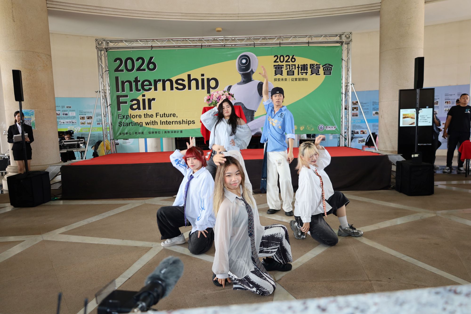 黑泡泡熱舞社精彩的演出，炒熱現場氣氛，為2026實習博覽會揭開熱鬧序幕。
