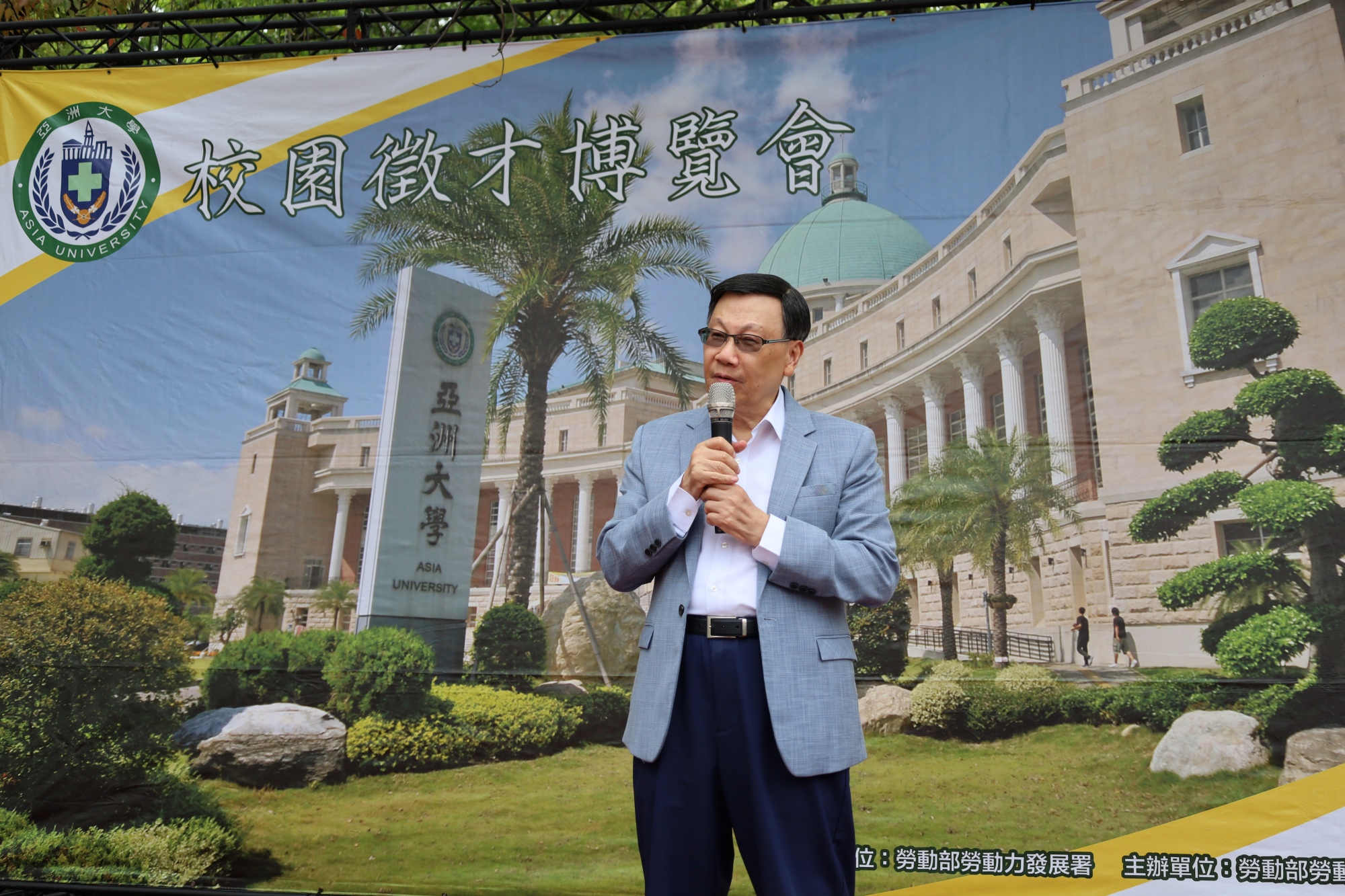 蔡進發校長親自主持開幕式並致詞,期勉學子展現實務就業力,勇敢邁向人生新階段。