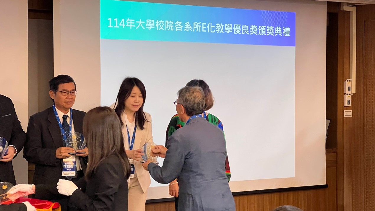 亞洲大學會資系周玲儀老師於頒獎典禮中接受獎項，象徵該系長期推動ERP與資訊化教學之努力獲得專業學會肯定。