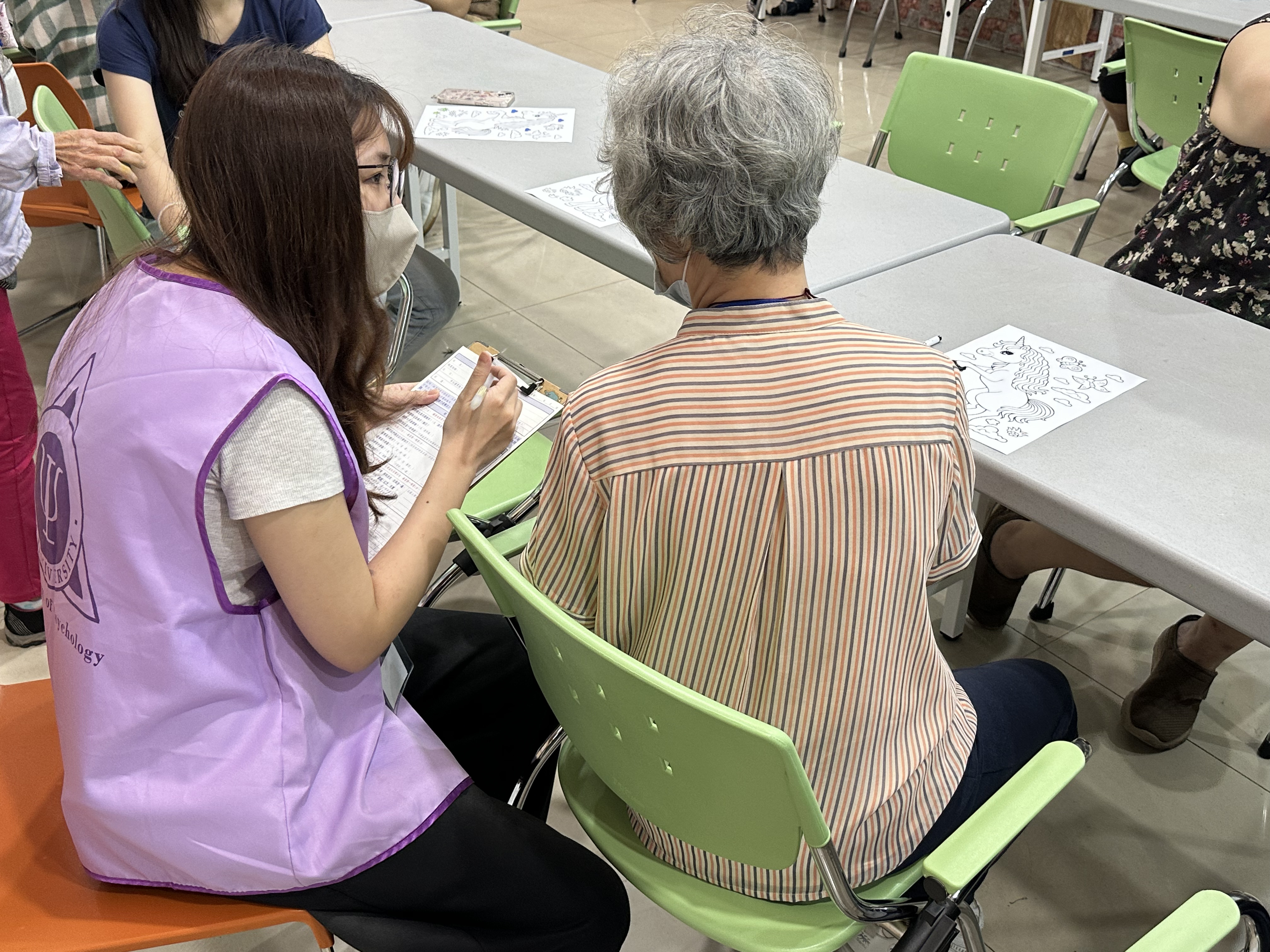 學生以一對一方式陪伴長者進行心腦狀態評估,在實際互動中培養臨床同理心與專業敏感度。