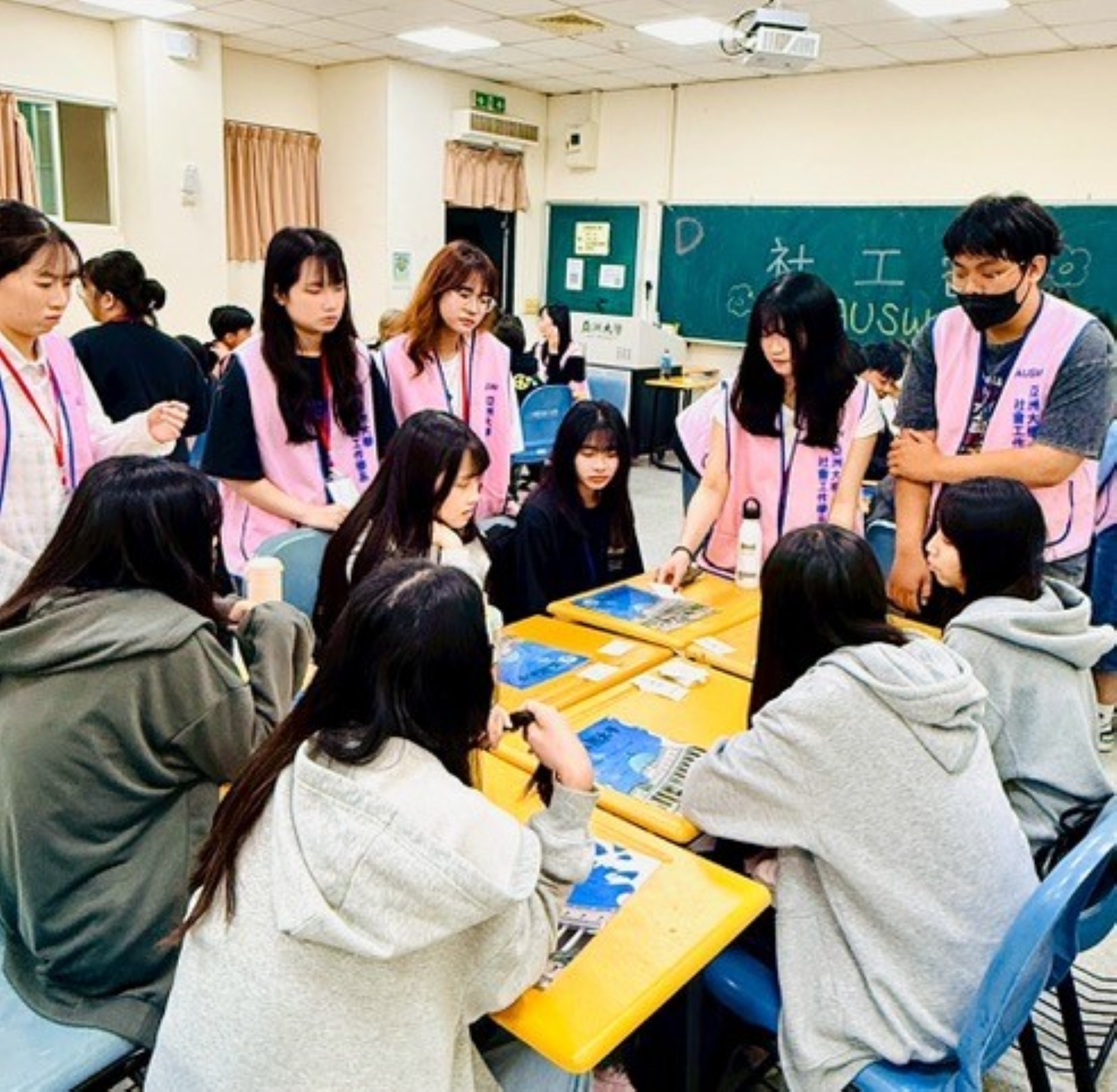 亞洲大學社會工作學系舉辦「一日社工營」,帶領高中職學生透過桌遊互動與情境討論,從遊戲中理解社會議題與助人工作的多元樣貌,現場氣氛熱烈。