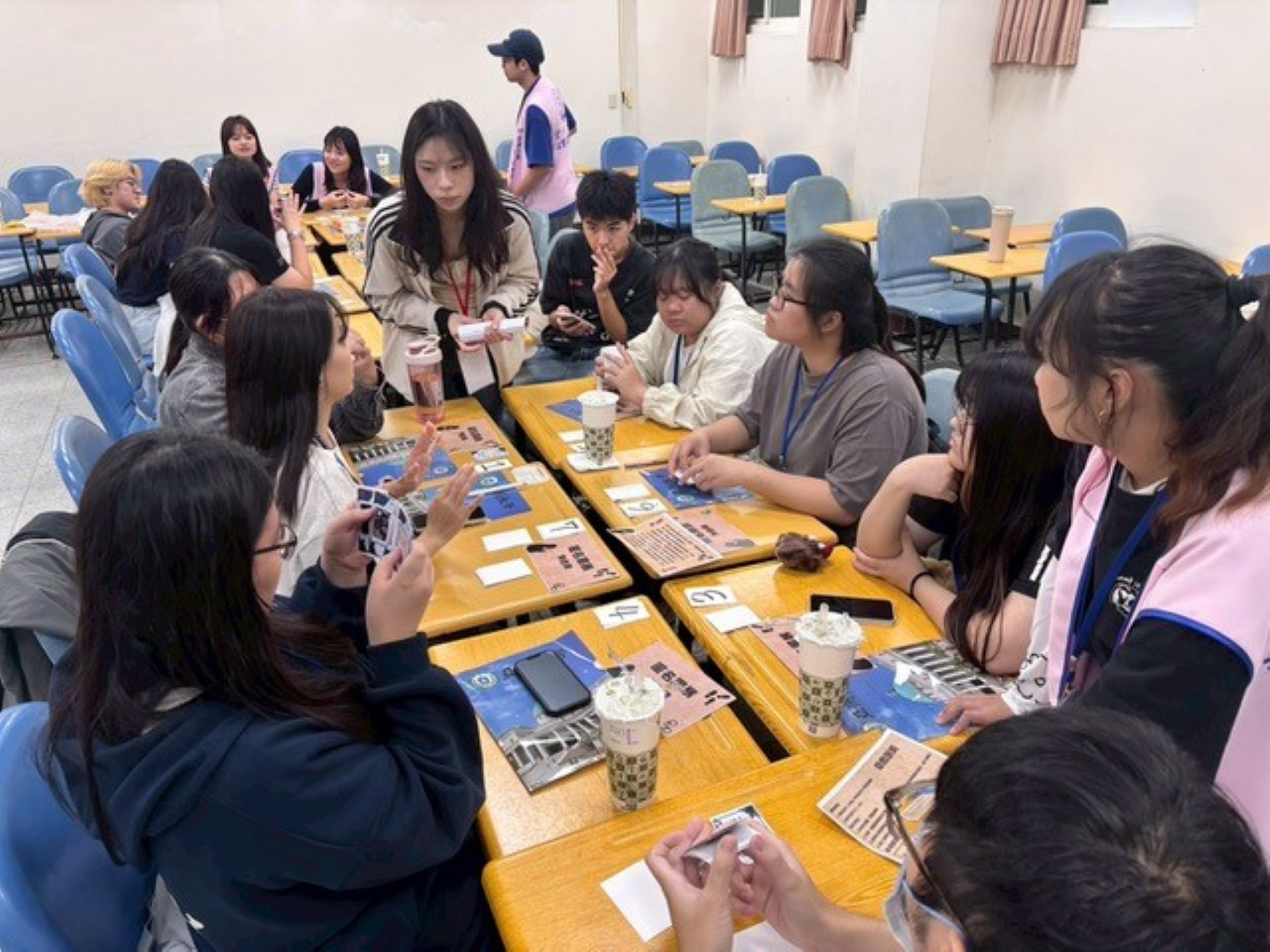 亞大社工系學生擔任小隊輔與引導者,陪伴高中職學生進行桌遊試玩與交流,透過互動討論,引導學員思考同理、支持與社會參與的重要性。