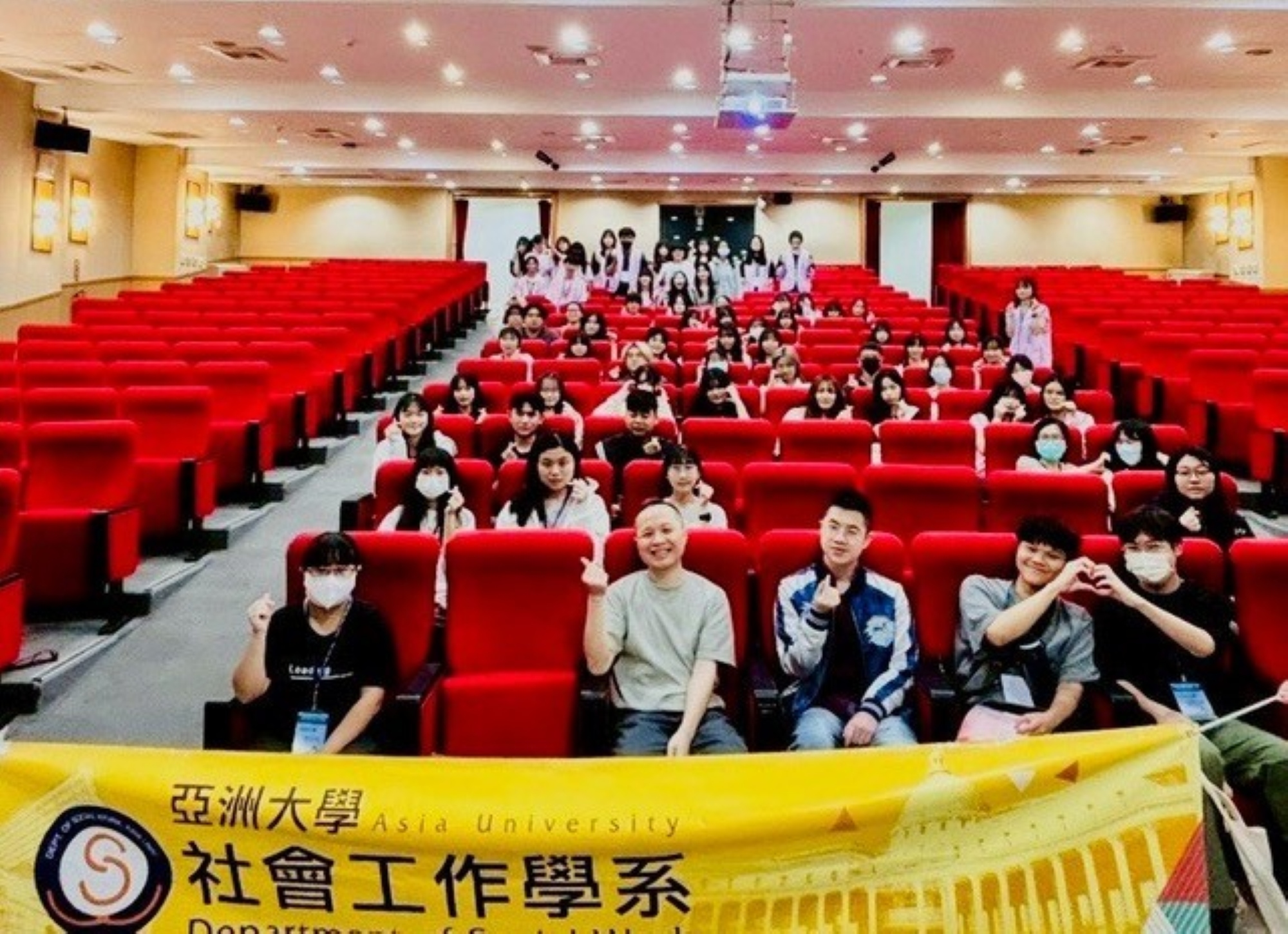 「亞大一日社工營」吸引來自全國各地高中職學生參與,透過講座、桌遊設計、校園體驗與學長姐分享,深入認識社會工作專業與亞大社工特色。