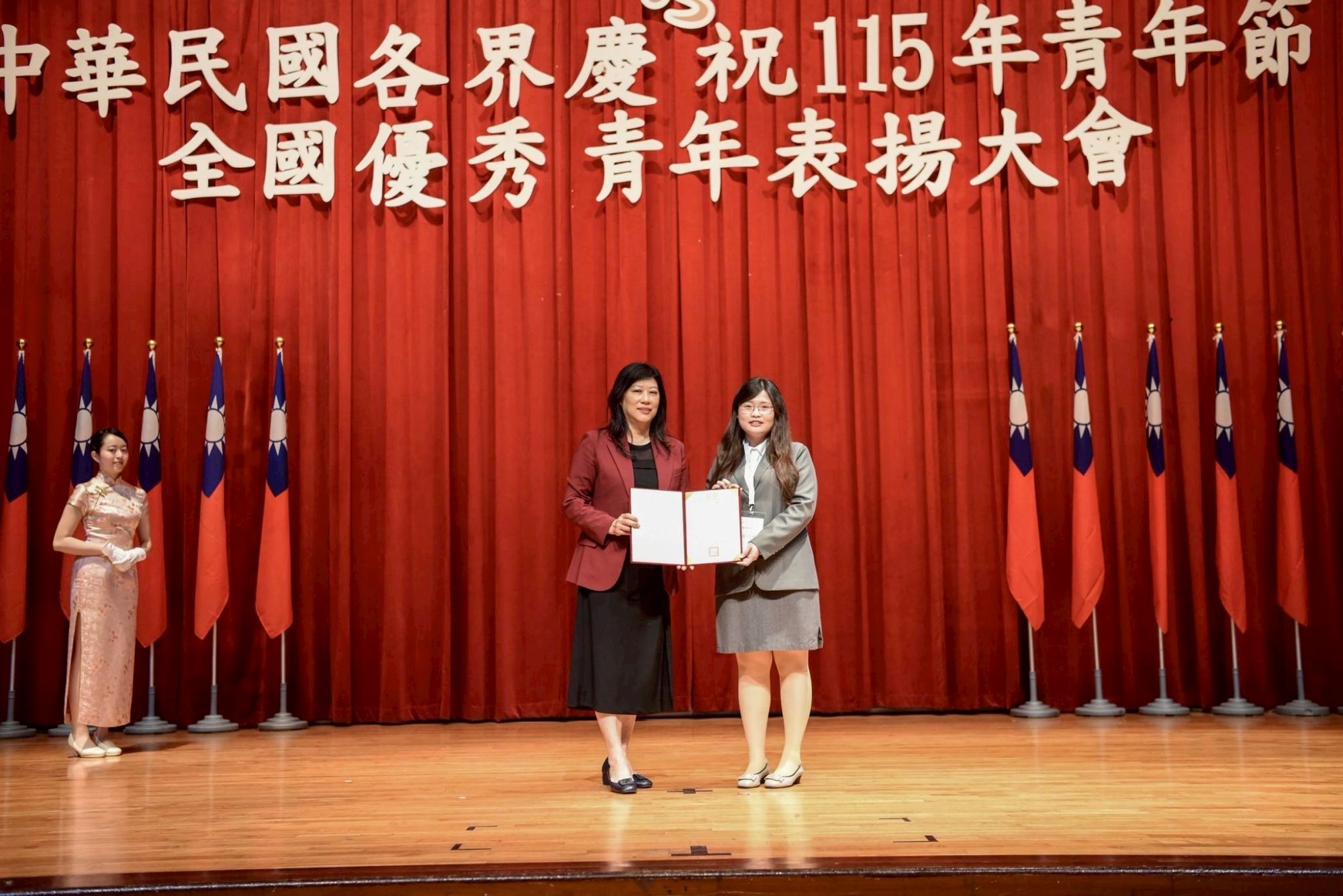 亞大護理學系大四吳欣妮同學參與115年全國優秀青年表揚大會,獲頒「全國級大專優秀青年獎」。
