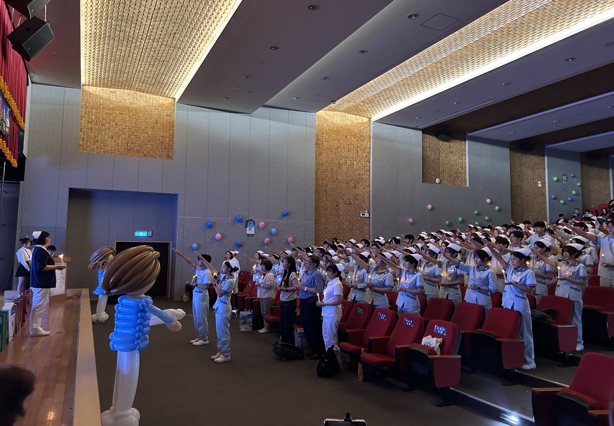 護理學系第十一屆加冠典禮,大二受冠生代表帶領全體受冠生一起宣讀南丁格爾中及英文誓詞。