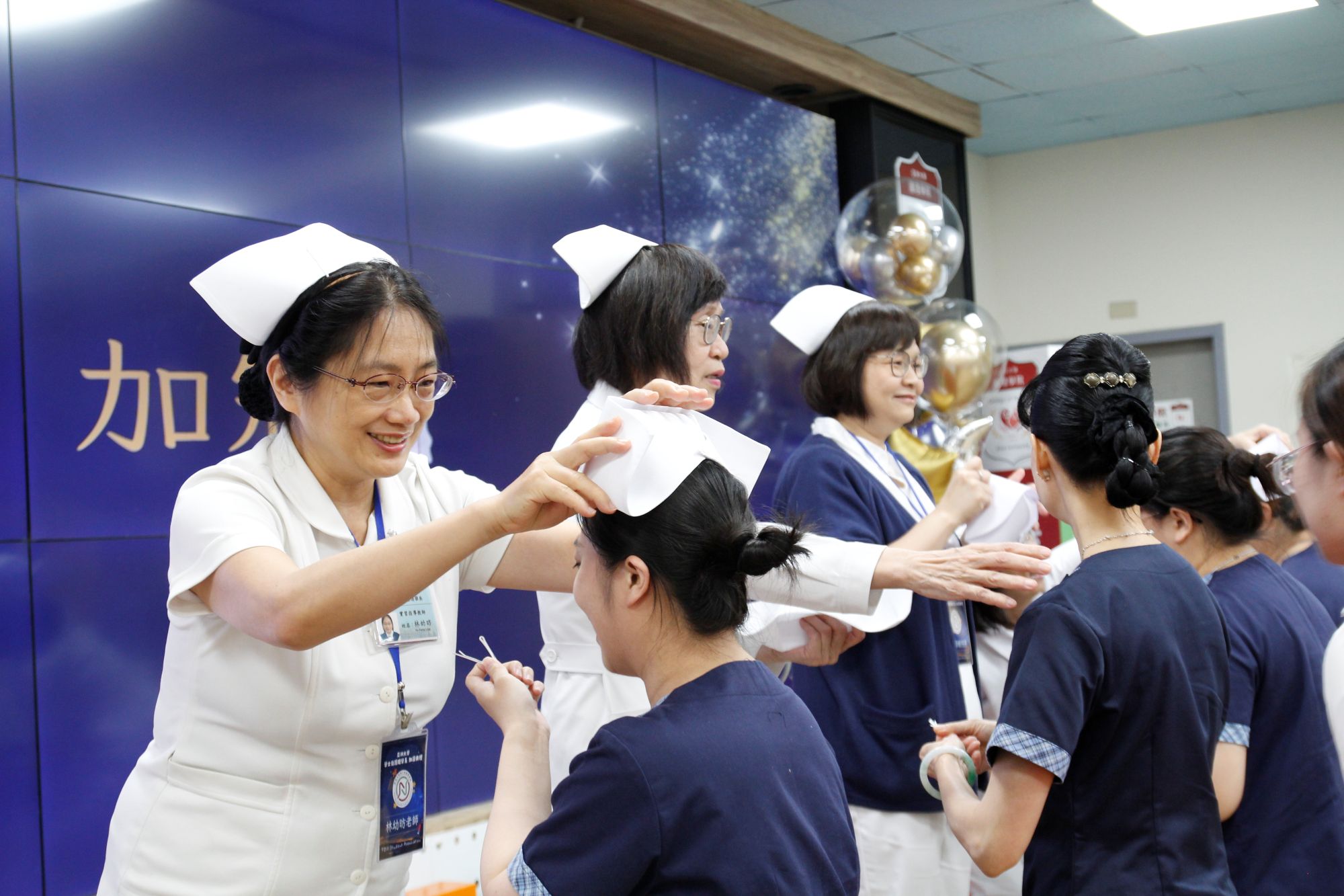 護理學院院長，學士後護理學系系主任，以及導師為護生加冠