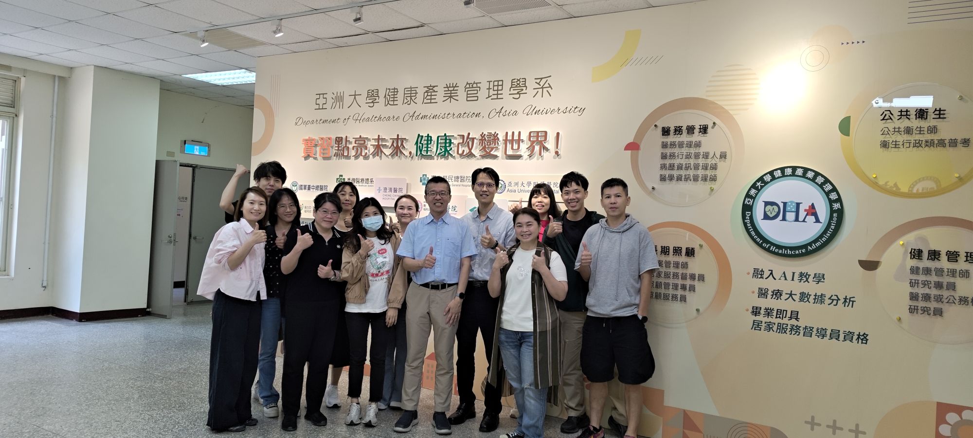 美國Rush University利見清教授蒞臨演講,與健管系王俊毅教授及博士生合影。