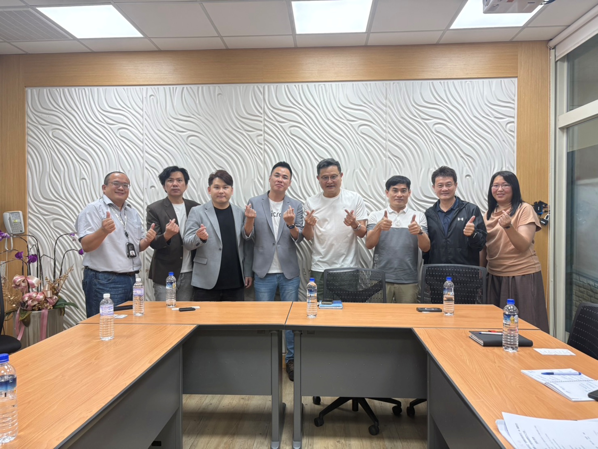 亞洲大學與台灣美光團隊合影,雙方將攜手強化半導體人才接軌。