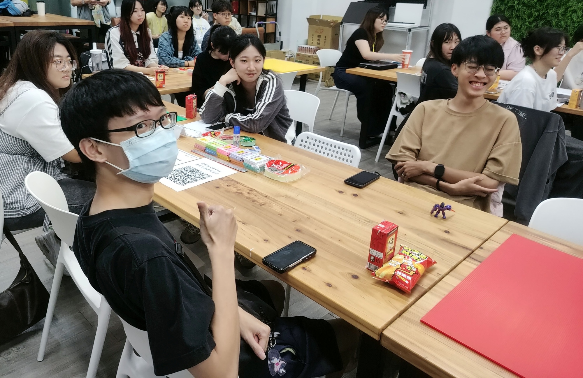 學生於設計工坊中進行小組討論,透過資料整理、概念發想與提案修正,將前期參訪觀察轉化為具體的創新服務設計方案。