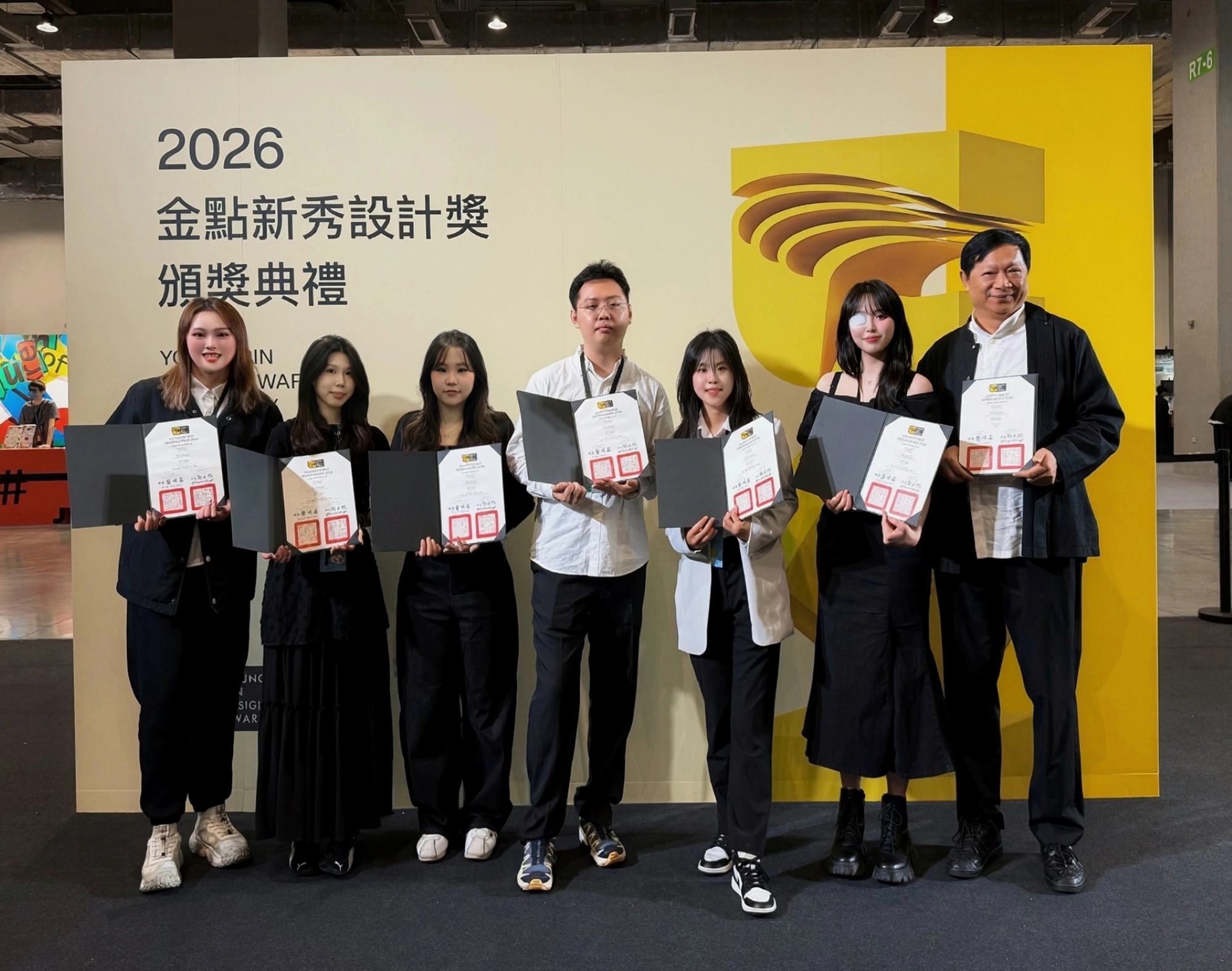 「金點新秀年度最佳設計獎」獲獎同學與指導老師李新富講座教授合影。