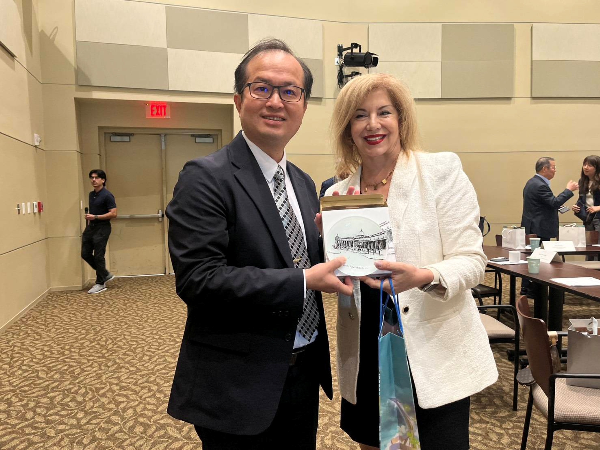 亞洲大學副校長黃俊杰致贈紀念品予UCF副校長Nataly Chandia Ed.D.，象徵雙方透過臺灣高教代表團參訪深化國際教育交流友誼。